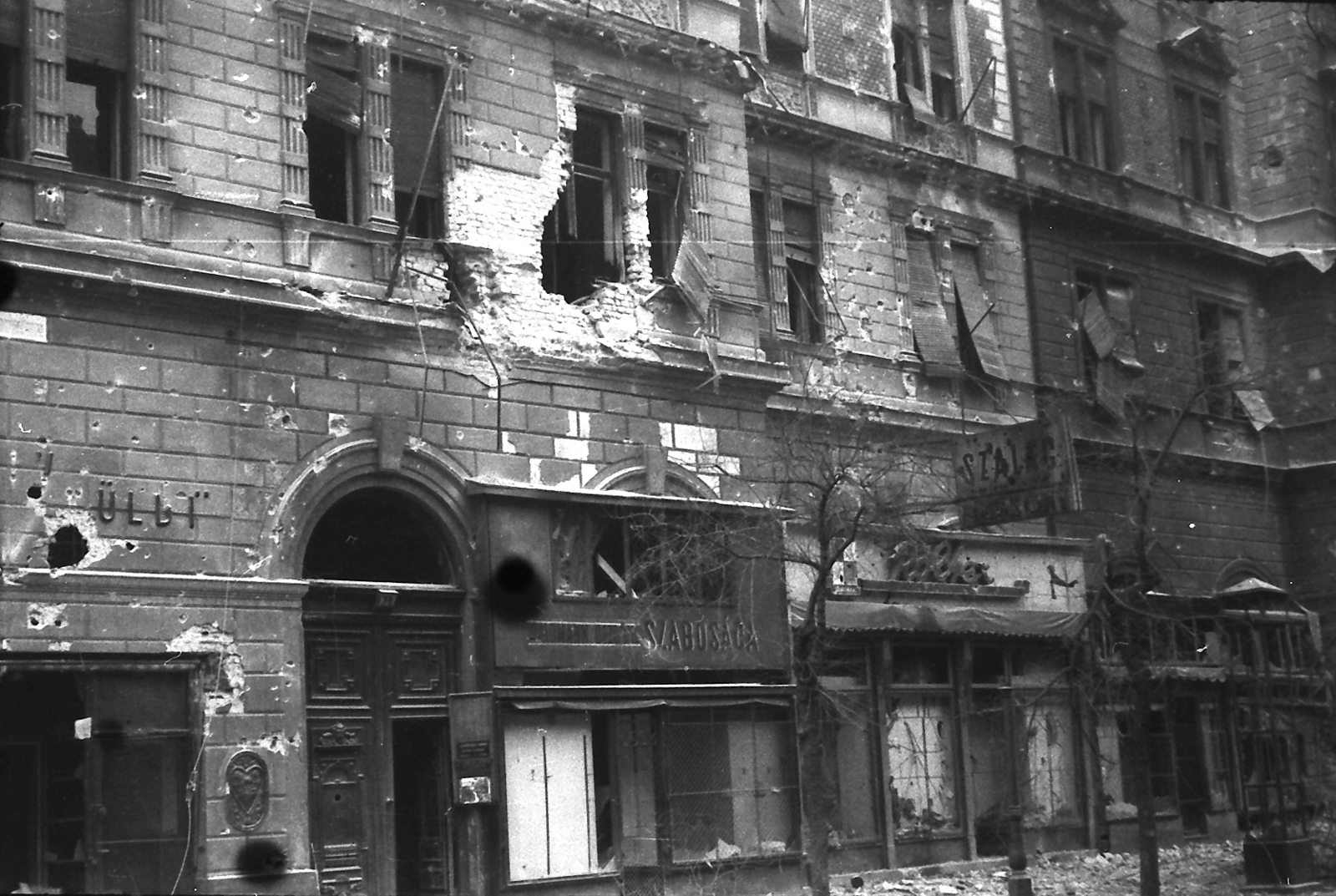 Hungary, Budapest VII., Erzsébet (Lenin) körút 53., a Király (Majakovszkij) utca sarkánál., 1956, Juricza Tibor, war damage, sign-board, revolution, tailors, Budapest, bullet hole, damaged building, Fortepan #23651