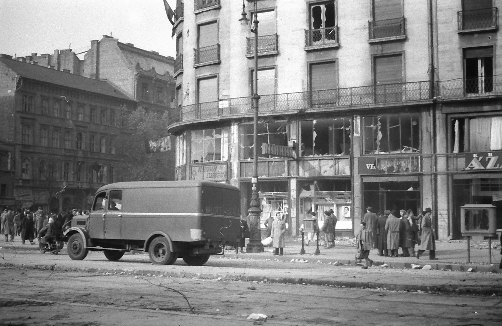 Hungary, Budapest VII., Rákóczi út - Károly (Tanács) körút sarok, MTA lakóház., 1956, Juricza Tibor, war damage, sign-board, revolution, commercial vehicle, Budapest, Dezső Hültl-design, damaged building, Fortepan #23652