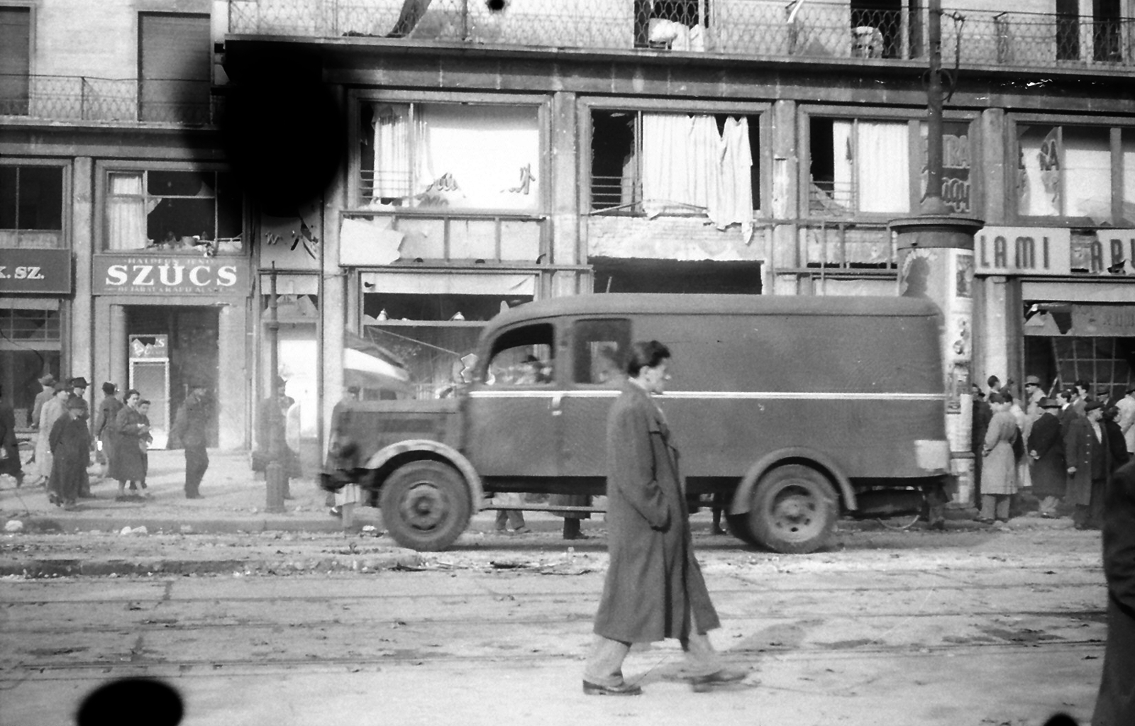 Hungary, Budapest VII., Rákóczi út 4., 1956, Juricza Tibor, war damage, flag, sign-board, revolution, commercial vehicle, Budapest, damaged building, Fortepan #23653