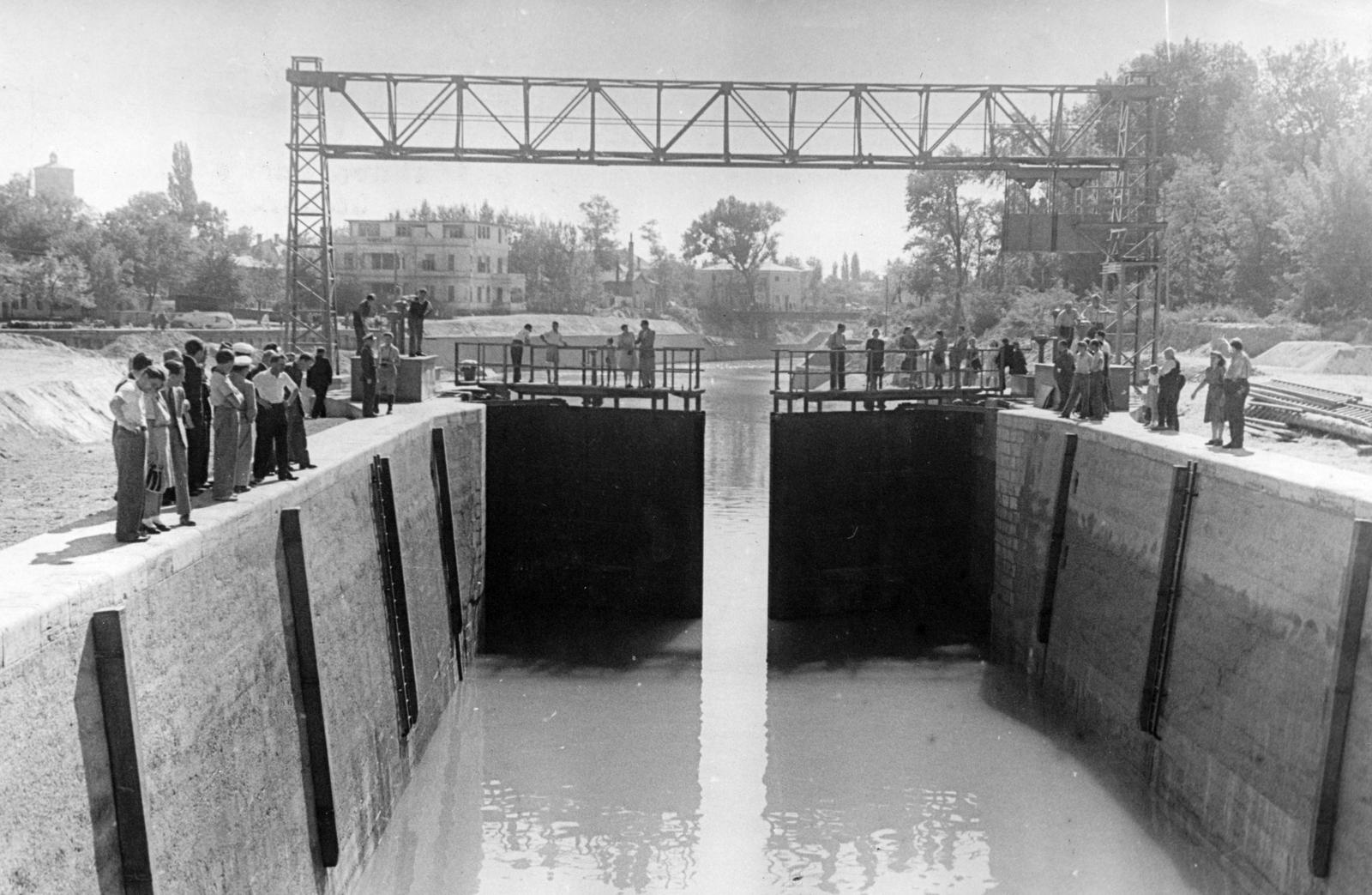 Magyarország,Balaton, Siófok, a hajózó zsilip Sió csatorna felőli kapuja., 1947, Gál Edit, Fortepan #236558