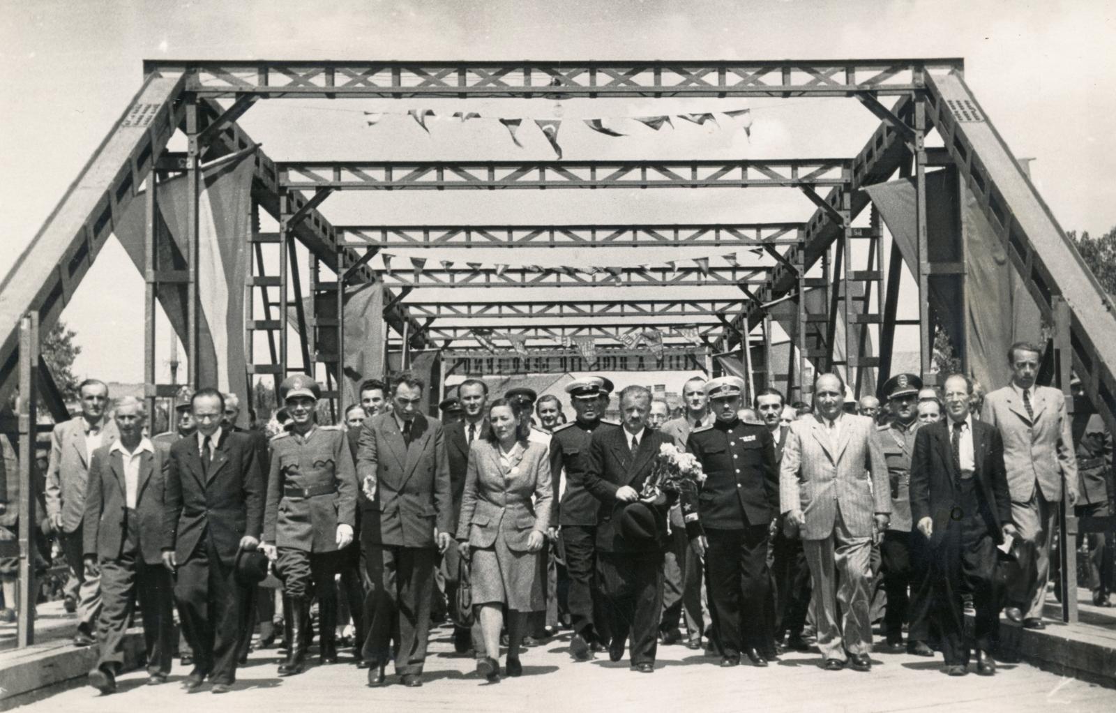 1946, Gál Edit, Best of, nő, politikus, híres ember, egyenruha, híd, virágcsokor, Gerő Ernő-ábrázolás, Fortepan #236559