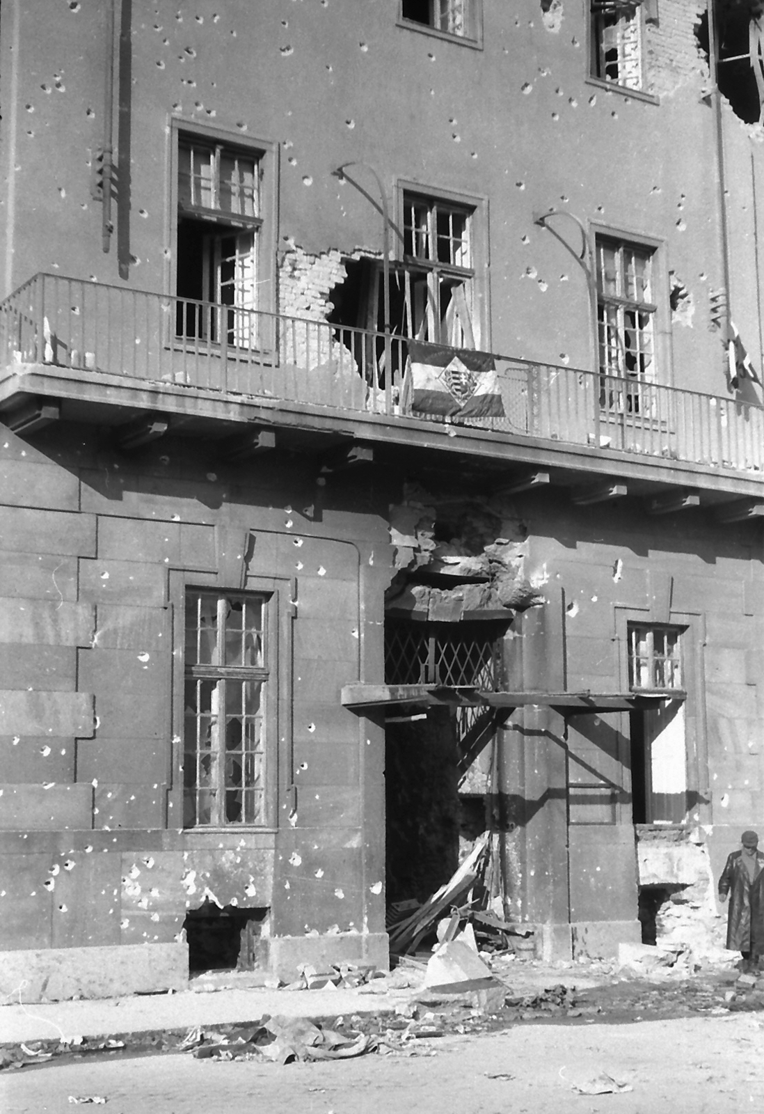 Hungary, Budapest VIII., II. János Pál pápa (Köztársaság) tér 27., 1956, Juricza Tibor, war damage, flag, revolution, Budapest, bullet hole, damaged building, Fortepan #23659