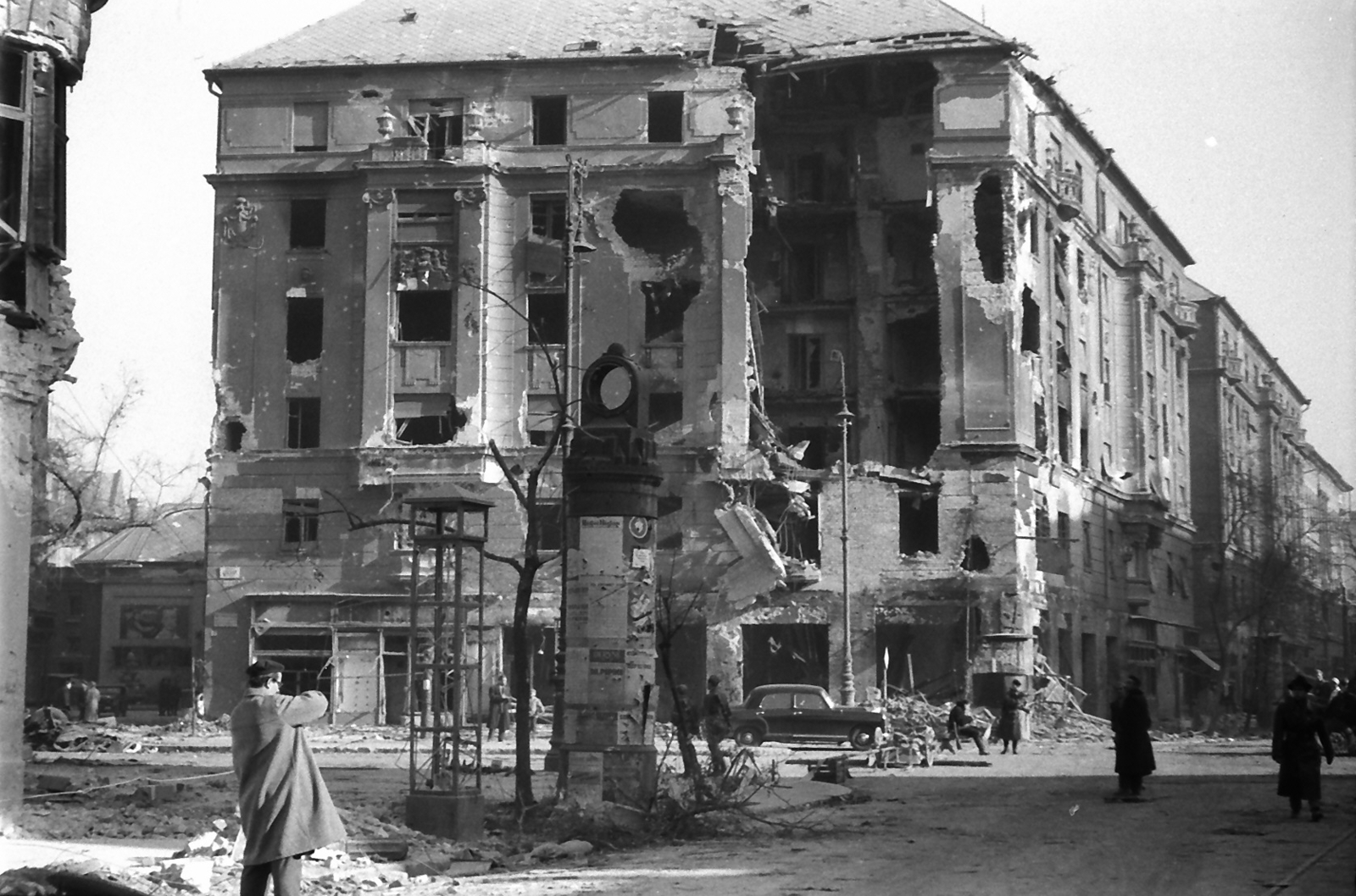 Hungary, Budapest VIII., Üllői út - József körút kereszteződése, balra szemben a Corvin (Kisfaludy) köz., 1956, Juricza Tibor, revolution, ruins, Budapest, damaged building, Fortepan #23660