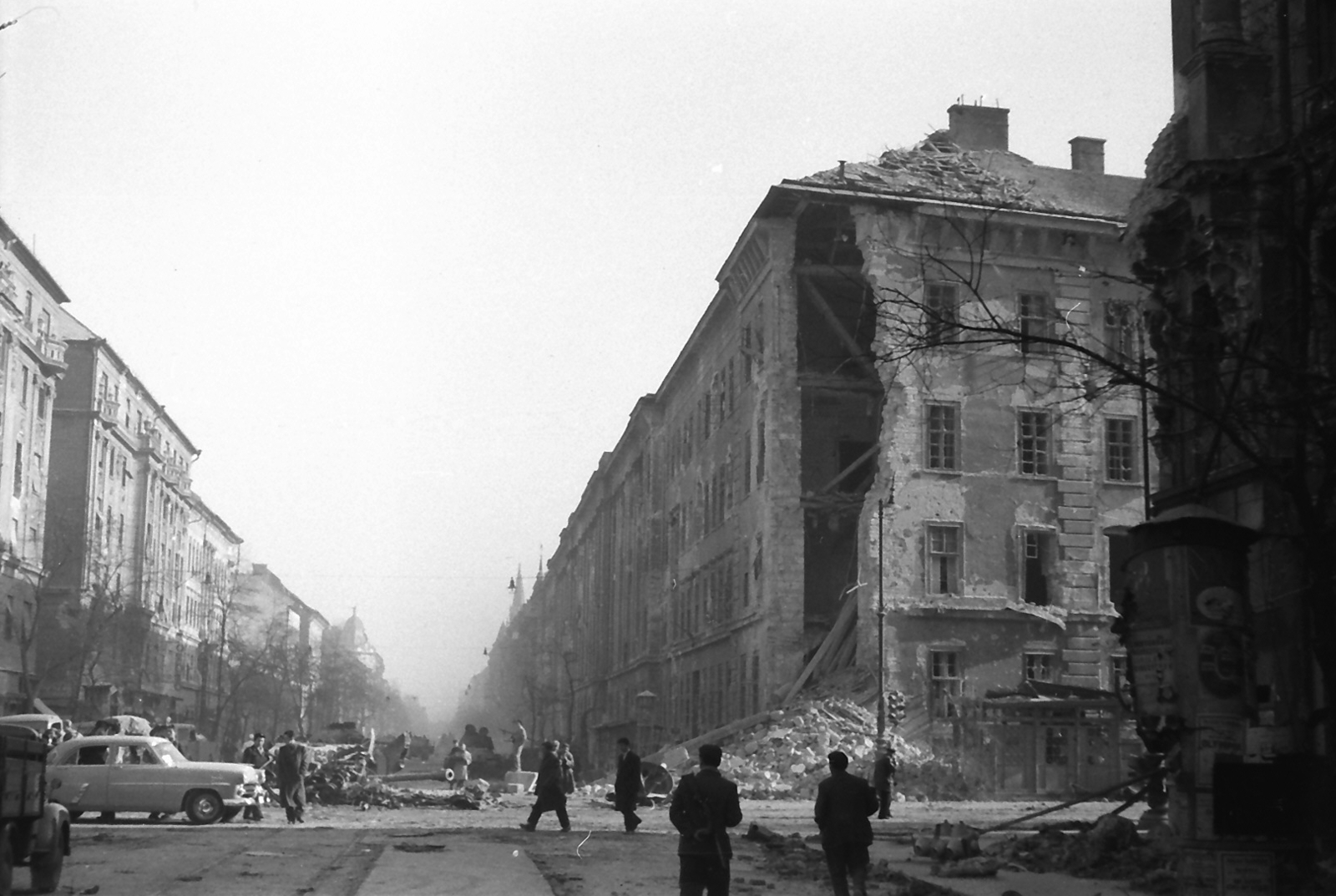 Hungary, Budapest VIII.,Budapest IX., Nagykörút - Üllői út kereszteződés, jobbra a Kilián laktanya., 1956, Juricza Tibor, revolution, ruins, automobile, Budapest, damaged building, Fortepan #23661