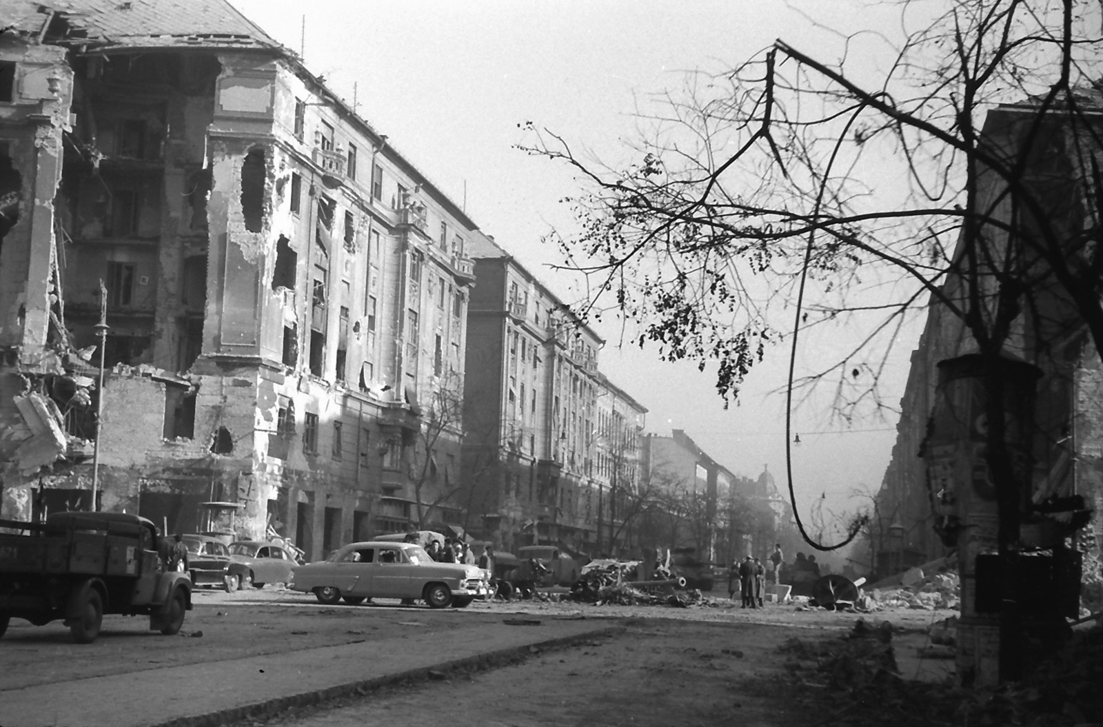Hungary, Budapest VIII.,Budapest IX., Nagykörút - Üllői út kereszteződés., 1956, Juricza Tibor, revolution, commercial vehicle, Ford-brand, ruins, automobile, Budapest, damaged building, Fortepan #23662