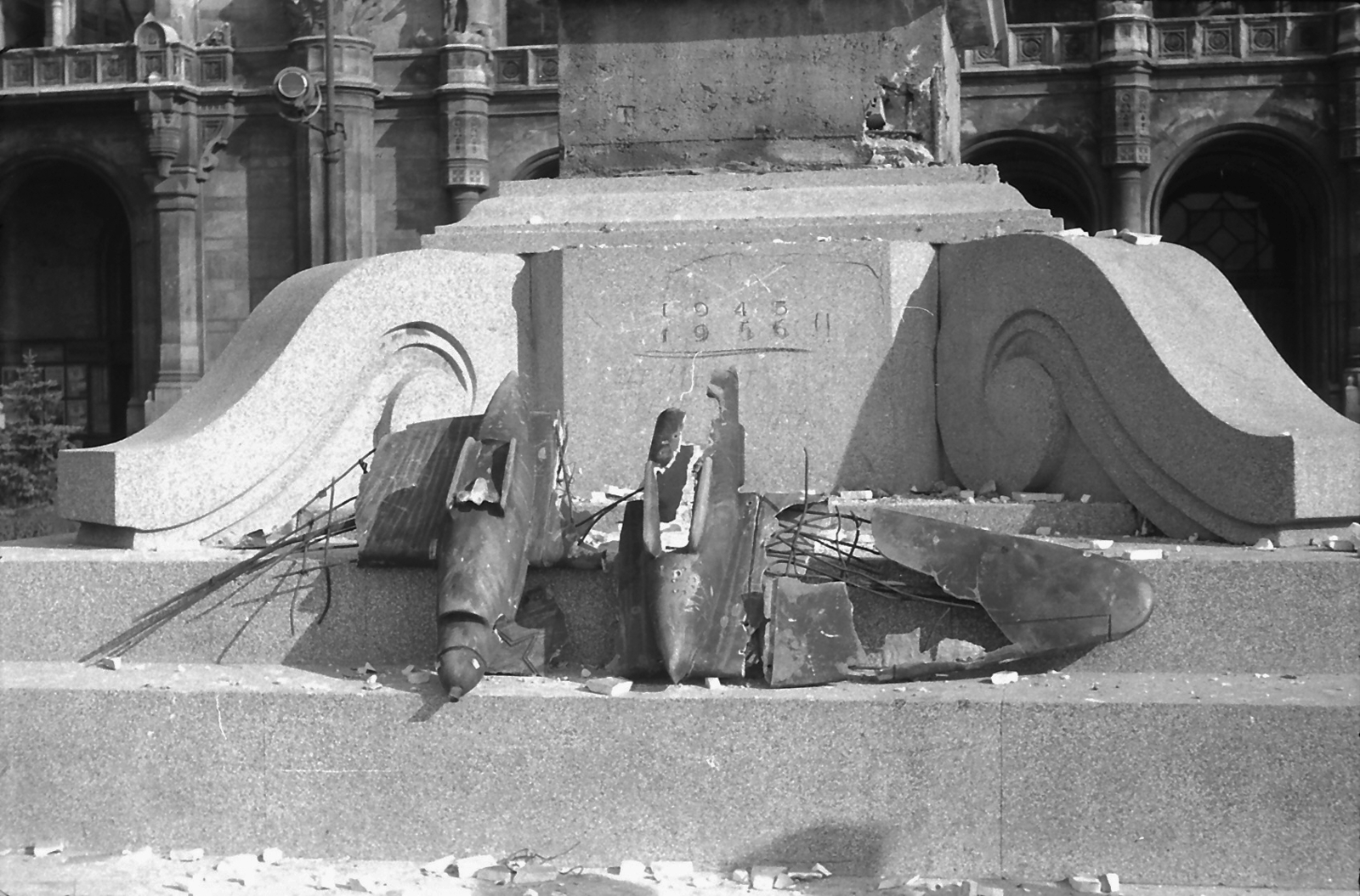 Hungary, Budapest V., Vigadó (Molotov) tér, szovjet repülős emlékmű, háttérben a Vigadó épülete., 1956, Juricza Tibor, revolution, monument, Frigyes Feszl-design, damaged building, destruction of symbols, pedestal, Soviet memorial, Budapest, events' center, Fortepan #23667