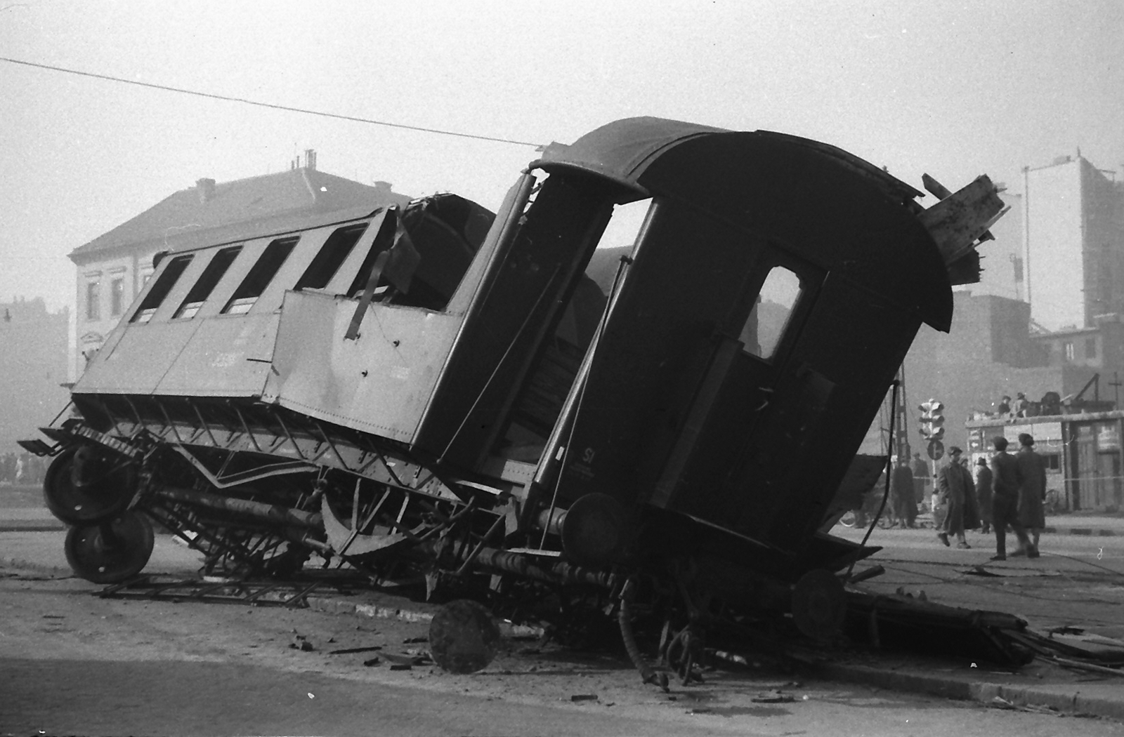 Hungary, Budapest II., Széna tér, háttérben a Lövőház utca torkolata., 1956, Juricza Tibor, railway, revolution, wreck, coach, Budapest, Fortepan #23669