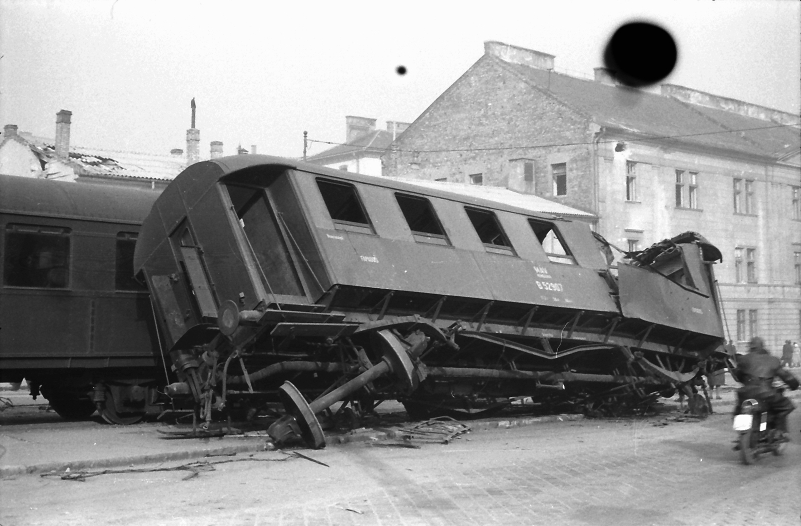 Hungary, Budapest II., Széna tér, háttérben a Margit körúti egykori fogház épülete., 1956, Juricza Tibor, railway, revolution, motorcycle, street view, wreck, coach, Budapest, Fortepan #23671
