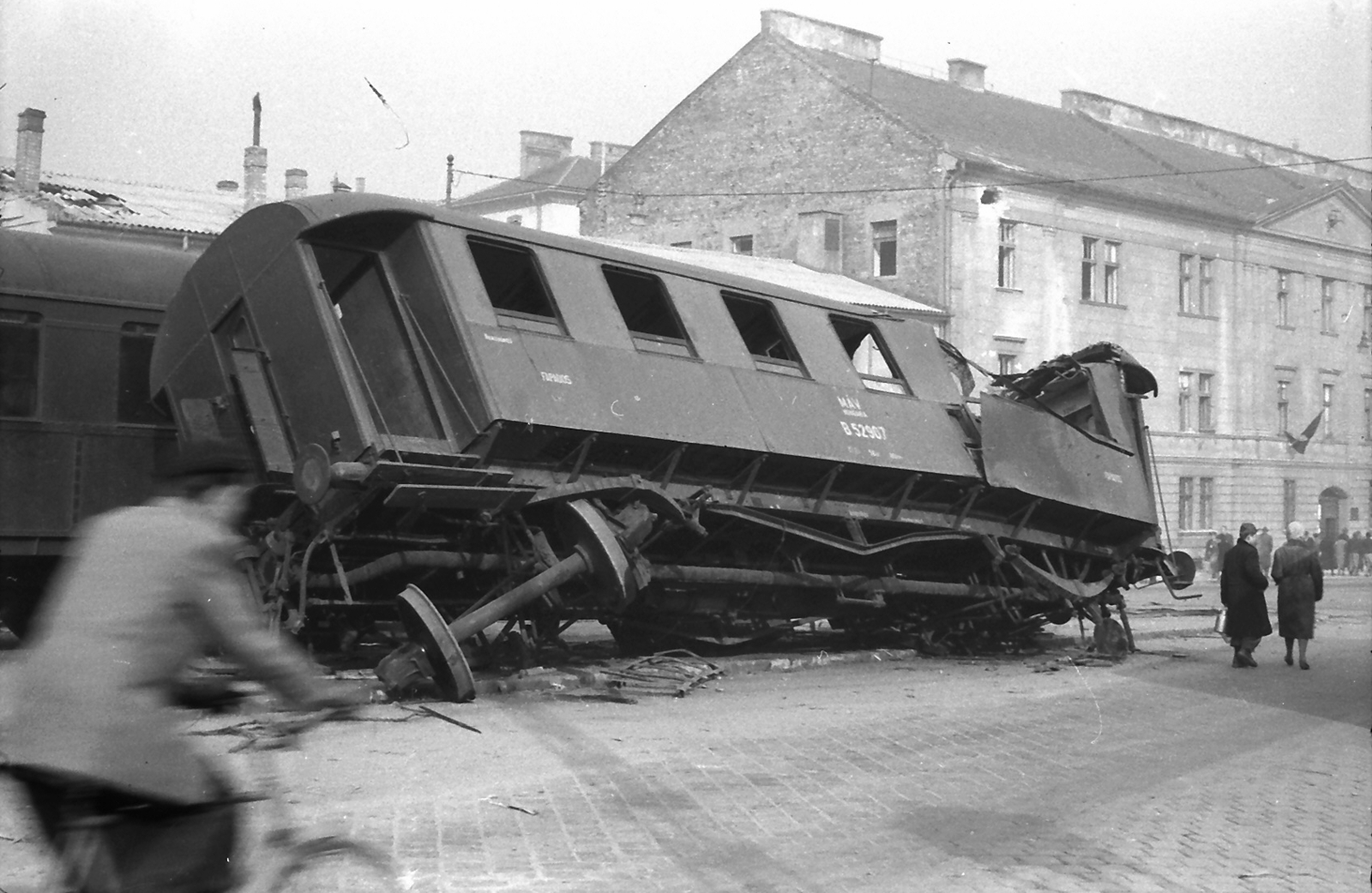 Hungary, Budapest II., Széna tér, háttérben a Margit körúti egykori fogház épülete., 1956, Juricza Tibor, bicycle, railway, revolution, street view, wreck, coach, Budapest, Fortepan #23672