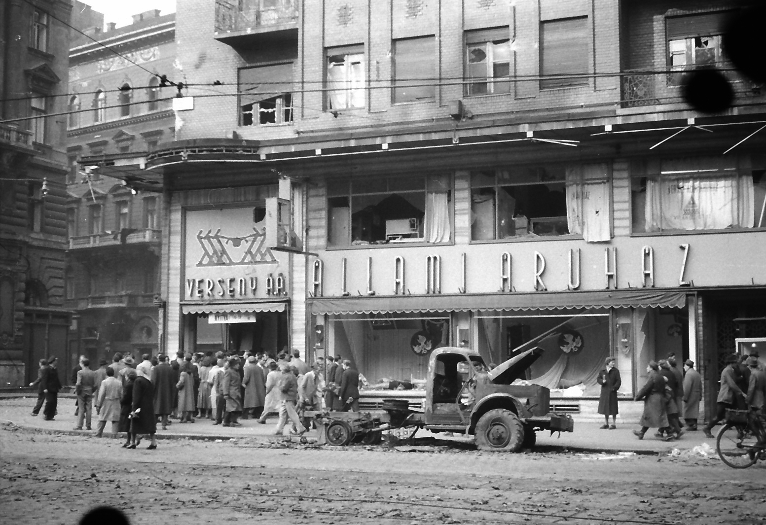 Hungary, Budapest VII., Rákóczi út - Síp utca sarok., 1956, Juricza Tibor, war damage, sign-board, revolution, pedestrian, commercial vehicle, street view, genre painting, wreck, Budapest, GAZ 63, Fortepan #23673