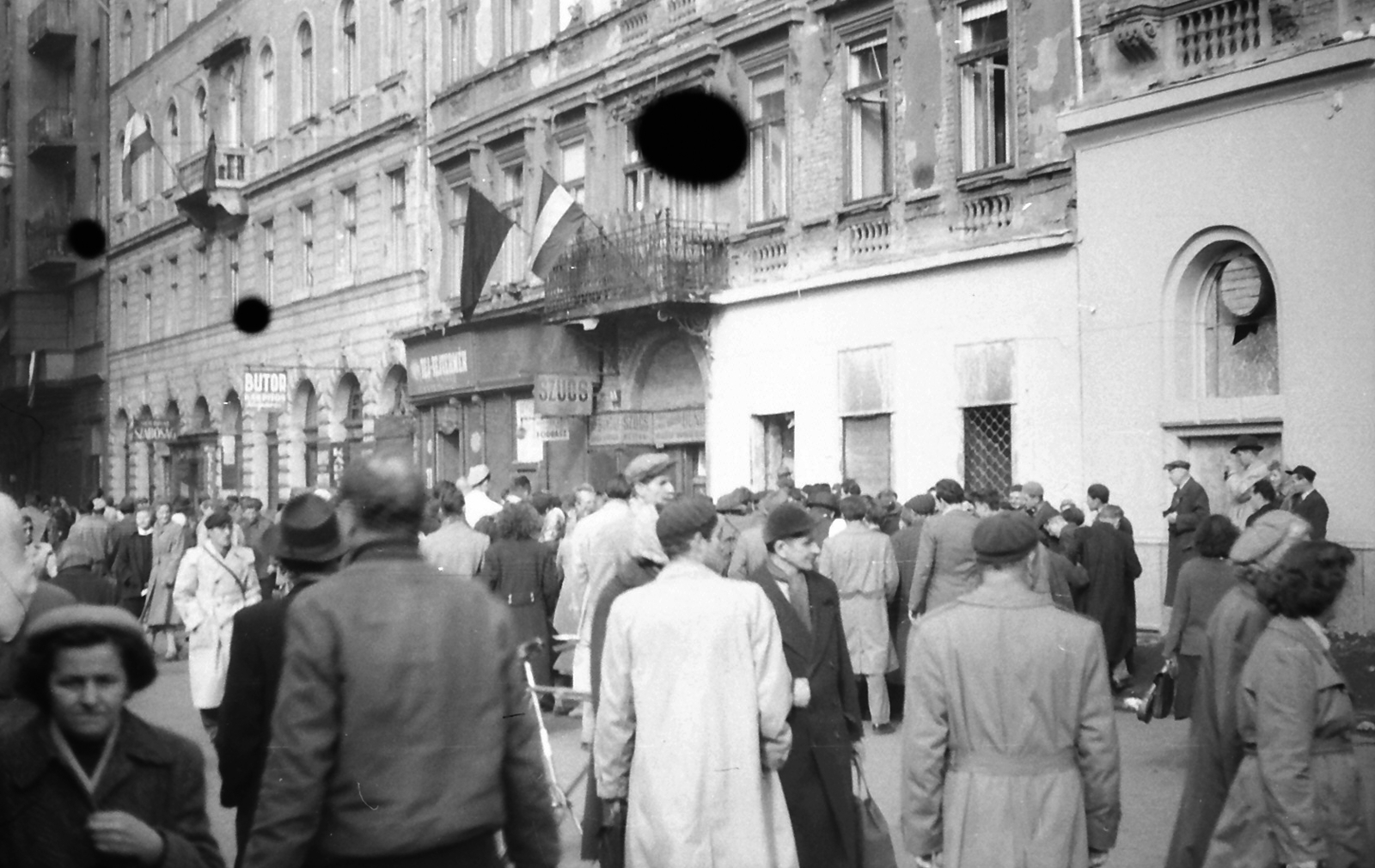 Magyarország, Budapest VII., Akácfa utca a Rákóczi út felől nézve., 1956, Juricza Tibor, zászló, forradalom, Budapest, Fortepan #23675