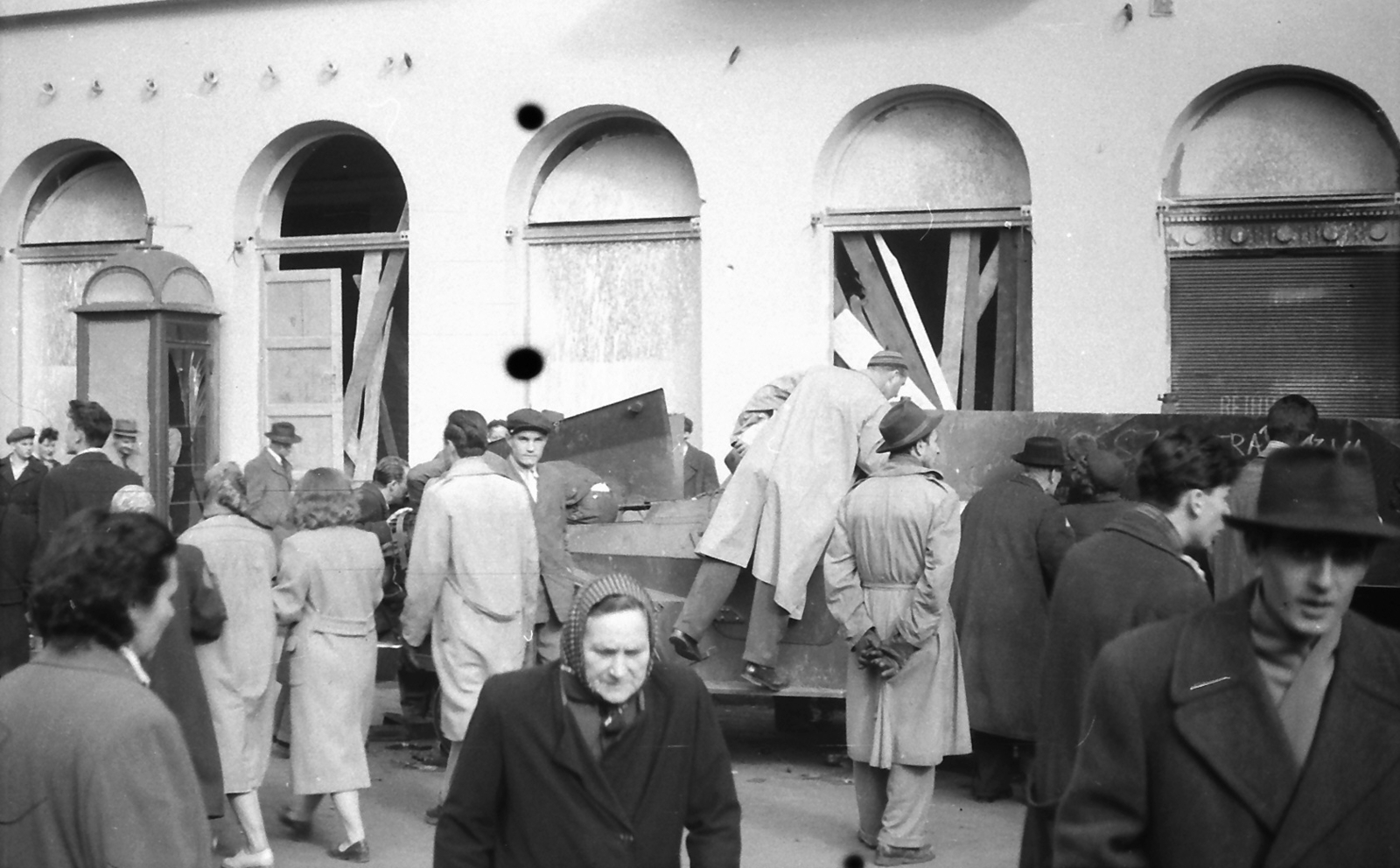 Hungary, Budapest VII., Akácfa utca, kiégett szovjet BTR-152 páncélozott lövészszállító jármű a Rákóczi út közelében, 1956, Juricza Tibor, war damage, Soviet brand, armoured car, revolution, wreck, phone booth, combat vehicle, Budapest, damaged building, Fortepan #23676
