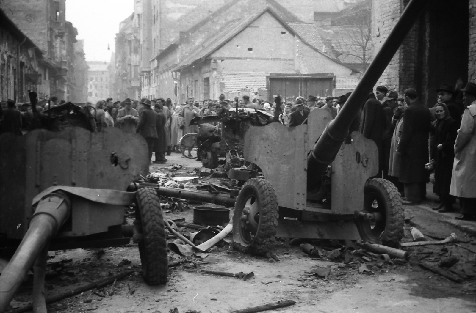 Magyarország, Budapest VIII., Práter utca - Futó utca sarok, a József körút felé nézve. 85 mm-es páncéltörő ágyúk., 1956, Juricza Tibor, tömeg, forradalom, katonaság, lövedék, löveg, Budapest, páncéltörő ágyú, locsolócső, Fortepan #23678