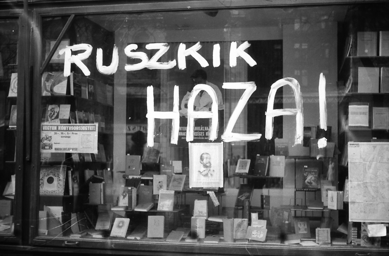 Hungary, Budapest VII., Erzsébet (Lenin) körút, a Royal Szállóval (később Corinthia Hotel) szemben., 1956, Juricza Tibor, Show window, label, revolution, book store, Budapest, Lajos Kossuth-portrayal, Fortepan #23684