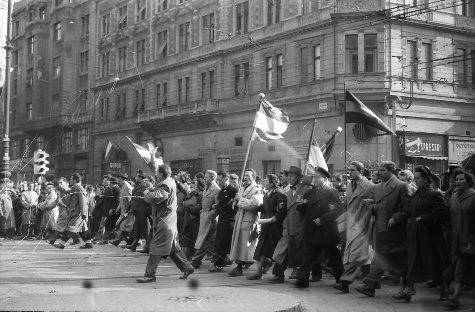 Magyarország, Budapest VII., Erzsébet (Lenin) körút - Király (Majakovszkij) utca sarok., 1956, Juricza Tibor, zászló, tömeg, forradalom, tüntetés, Budapest, Fortepan #23685