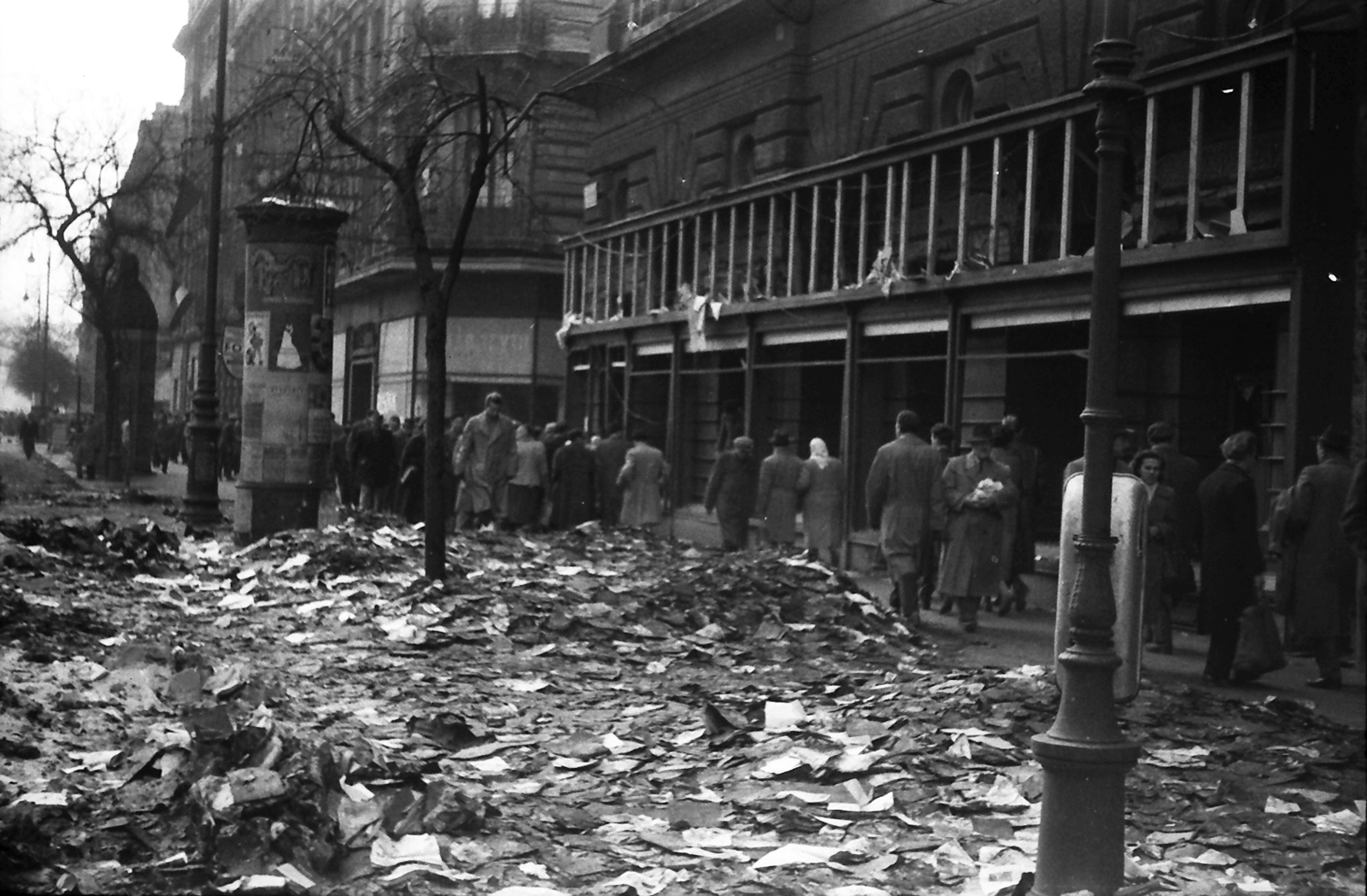 Hungary, Budapest VI., Teréz (Lenin) körút - Dohnányi Ernő (Szófia) utca sarkán álló épület., 1956, Juricza Tibor, revolution, Budapest, Fortepan #23690