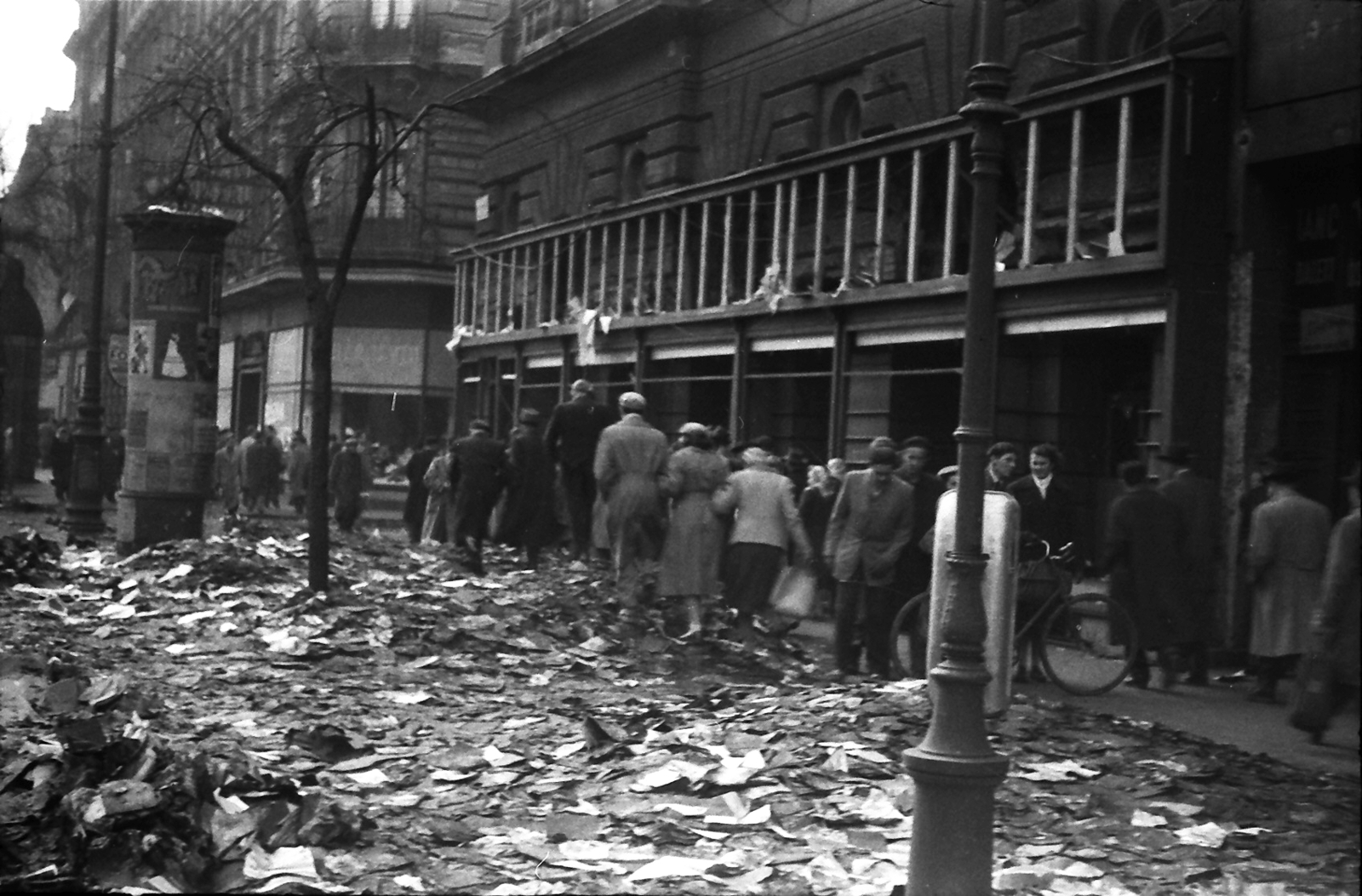 Hungary, Budapest VI., Teréz körút 6. (Lenin körút 64.) a Dohnányi Ernő (Szófia) utca sarkánál, elégetett könyvek a Horizont szovjet könyv és zenemű bolt előtt., 1956, Juricza Tibor, revolution, Budapest, Fortepan #23691