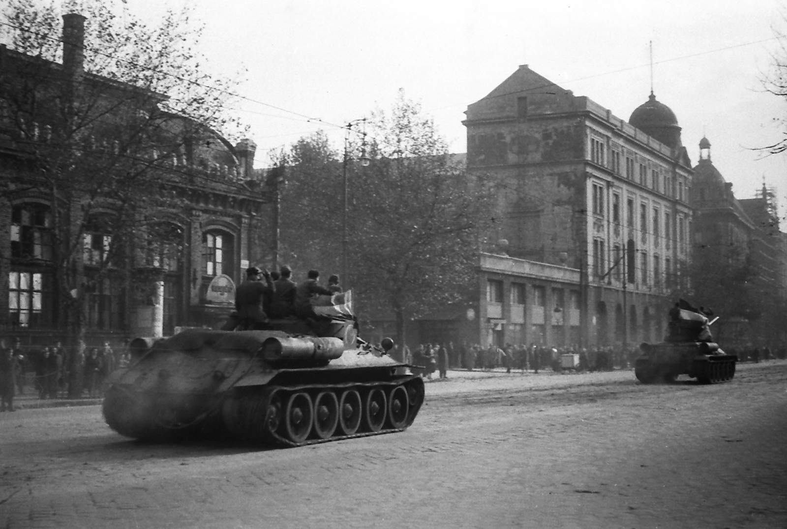 Hungary, Budapest VI., Teréz (Lenin) körút a Nyugati pályaudvartól a Podmaniczky (Rudas László) utca felé nézve., 1956, Juricza Tibor, flag, Soviet brand, revolution, tank, military, Budapest, VT-34 Armoured Recovery Vehicle, Fortepan #23693