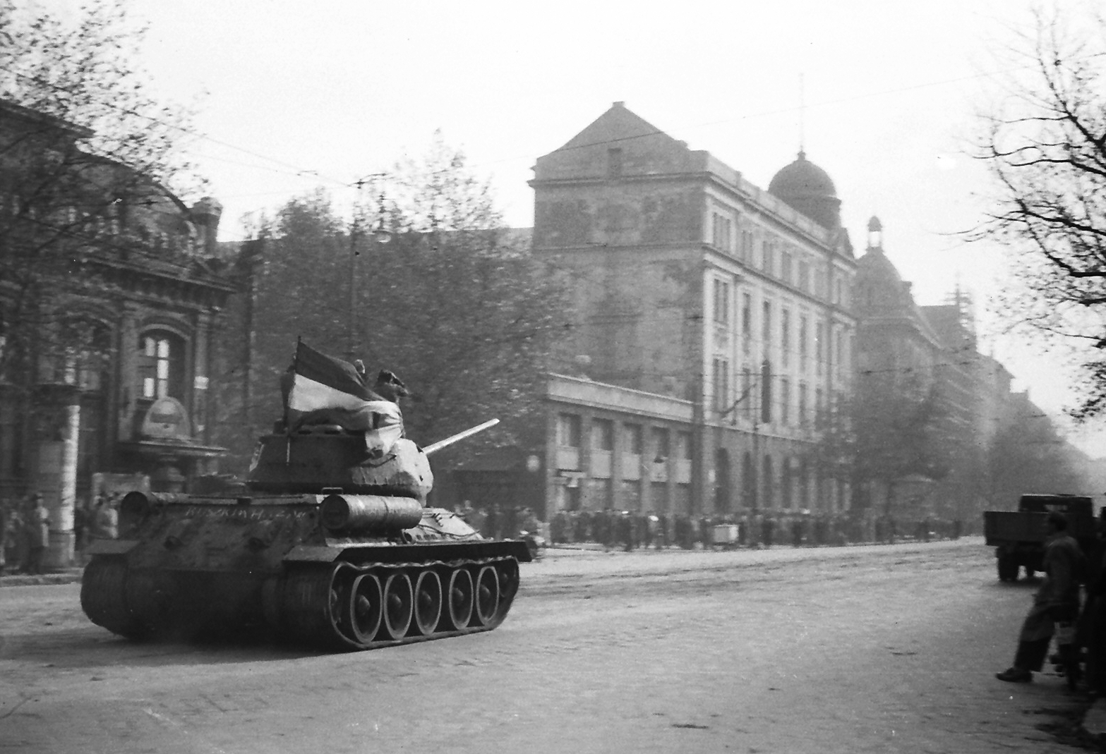 Magyarország, Budapest VI., Teréz (Lenin) körút a Nyugati pályaudvartól a Podmaniczky (Rudas László) utca felé nézve., 1956, Juricza Tibor, zászló, szovjet gyártmány, forradalom, harckocsi, katonaság, T-34 tank, Budapest, Fortepan #23694