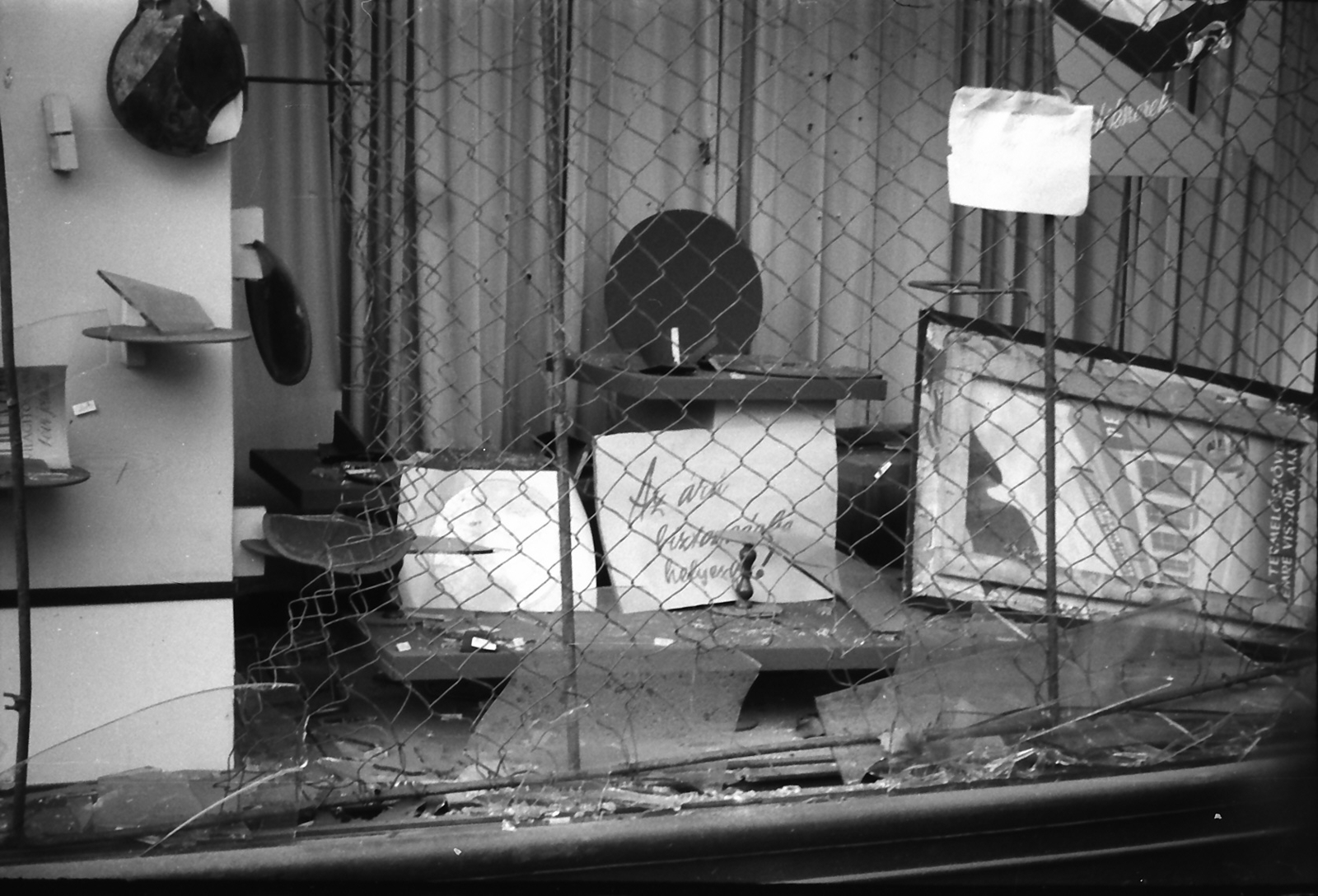 Hungary, Budapest, 1956, Juricza Tibor, Show window, war damage, revolution, damaged building, Fortepan #23695