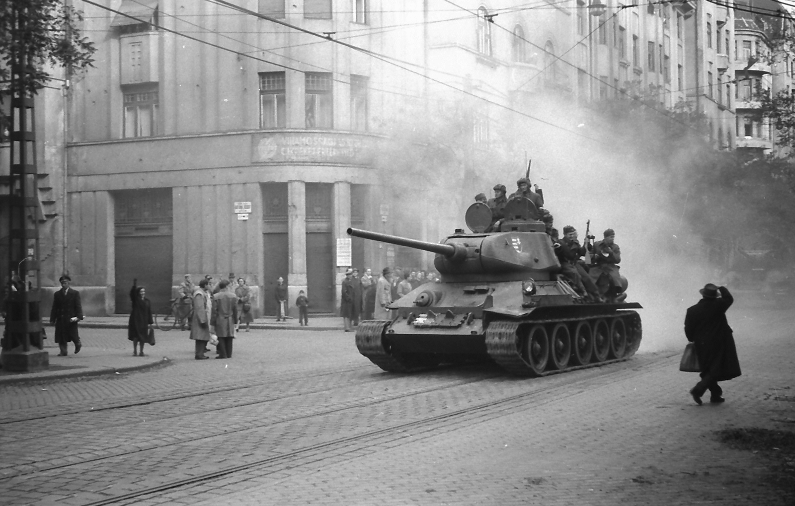Hungary, Budapest XIII., Pozsonyi út - Katona József utca sarok., 1956, Juricza Tibor, Soviet brand, revolution, tank, military, crest, machine gun, untitled, Kossuth coat of arms, Budapest, rails, Fortepan #23697