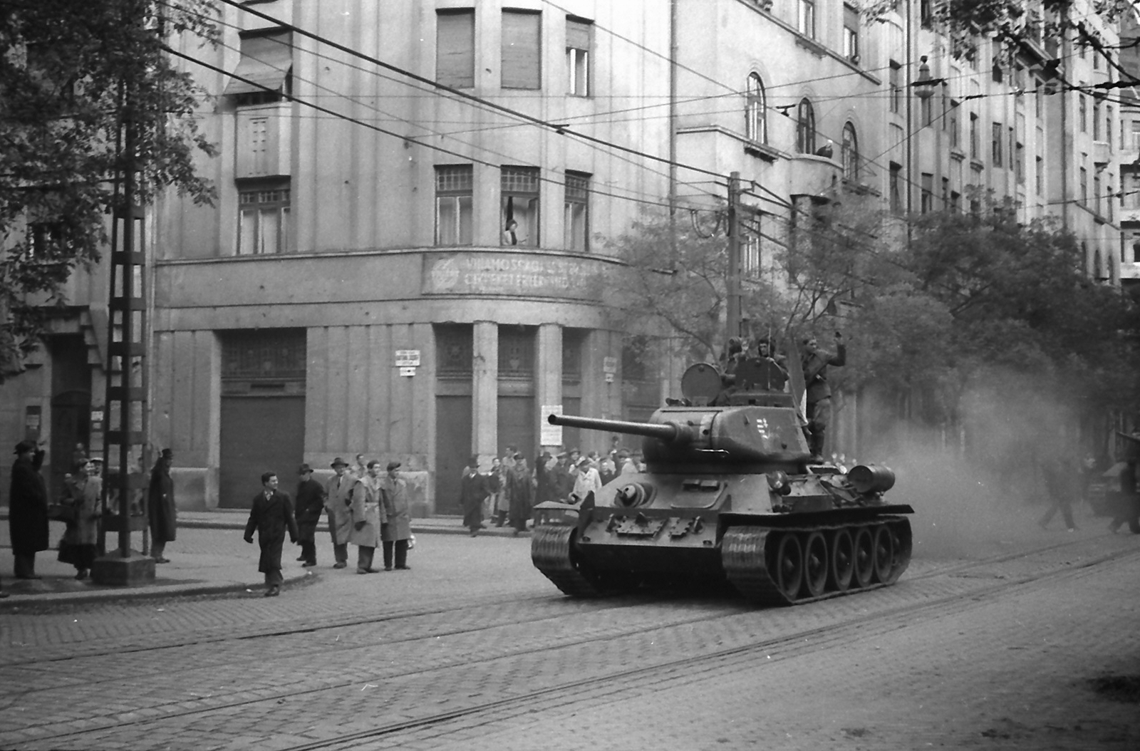 Hungary, Budapest XIII., Pozsonyi út és Katona József utca sarok., 1956, Juricza Tibor, Soviet brand, revolution, tank, military, crest, untitled, Kossuth coat of arms, Budapest, rails, Fortepan #23698