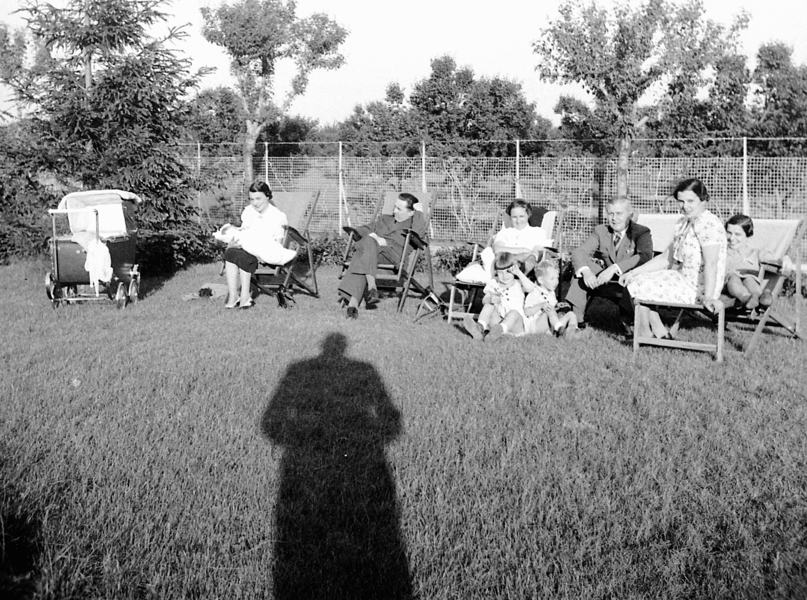 1937, Fortepan, garden, baby carriage, tableau, fence, deck chair, shadow, companionship, shadow selfie, Fortepan #2370