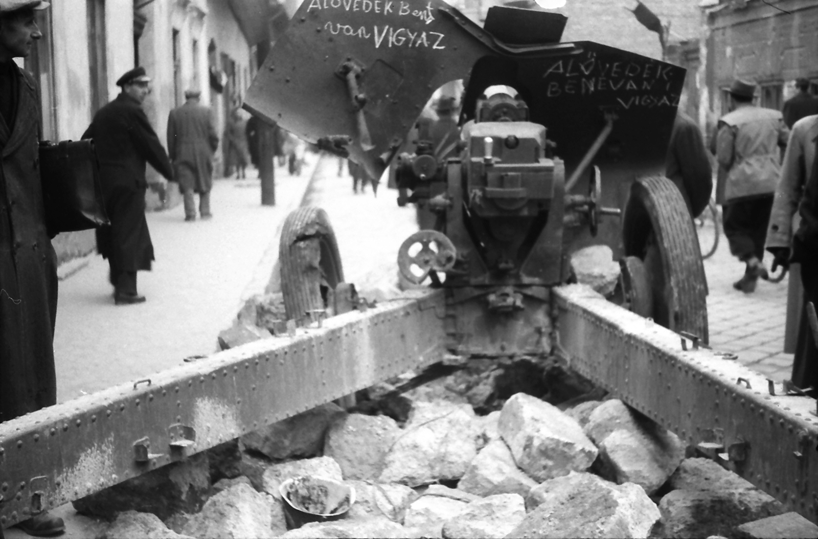 Hungary, Budapest VIII., Futó utca, kilőtt M30 típusú tarack a Práter utcai kereszteződés közelében., 1956, Juricza Tibor, label, revolution, military, ordnance, Budapest, M30 howitzer, Fortepan #23702