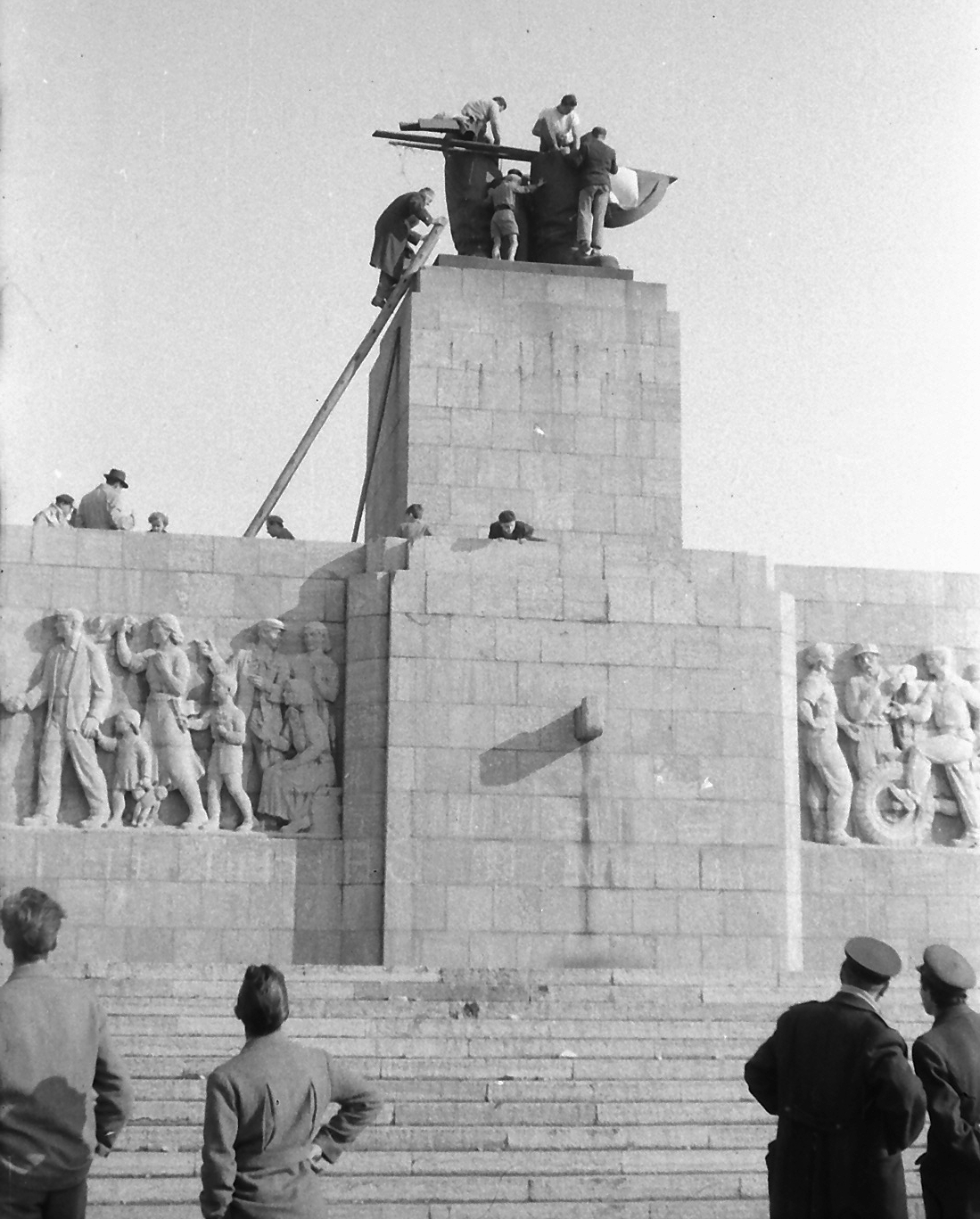 Hungary, Budapest XIV., Ötvenhatosok tere (Sztálin tér), a Sztálin szobor maradványa., 1956, Juricza Tibor, flag, revolution, sculpture, destruction of symbols, Joseph Stalin portrayal, Budapest, Fortepan #23704