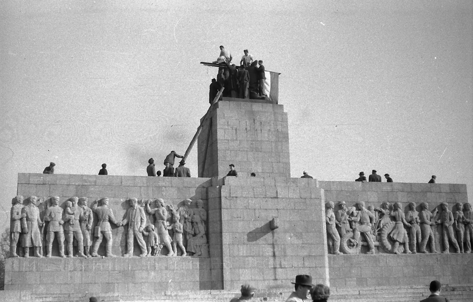 Hungary, Budapest XIV., Ötvenhatosok tere (Sztálin tér), a Sztálin szobor maradványa., 1956, Juricza Tibor, flag, revolution, sculpture, destruction of symbols, Joseph Stalin portrayal, Budapest, Fortepan #23705