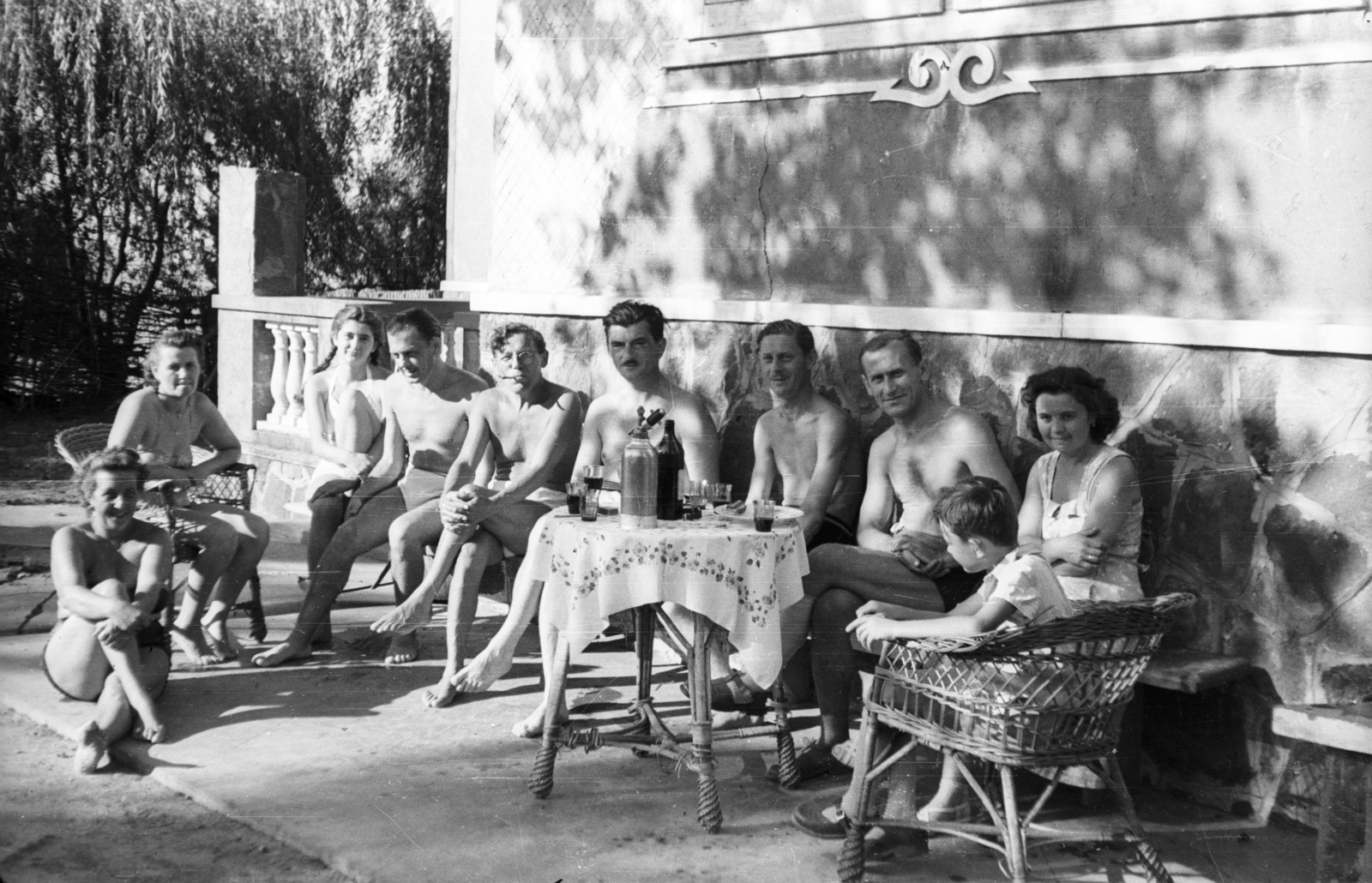 1956, Pálfi Balázs, tableau, summer dresses, wicker chair, half-naked, rattan furniture, soda water bottle, glass, Fortepan #23726