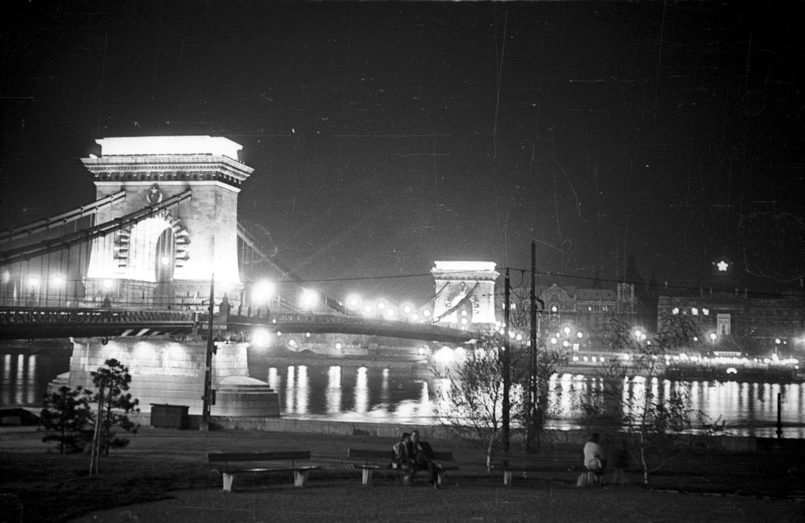 Hungary, Budapest I., Széchenyi Lánchíd, a Lánchíd utcai parkból nézve., 1956, Pálfi Balázs, night, Danube, floodlighting, Budapest, suspension bridge, William Tierney Clark-design, Fortepan #23740
