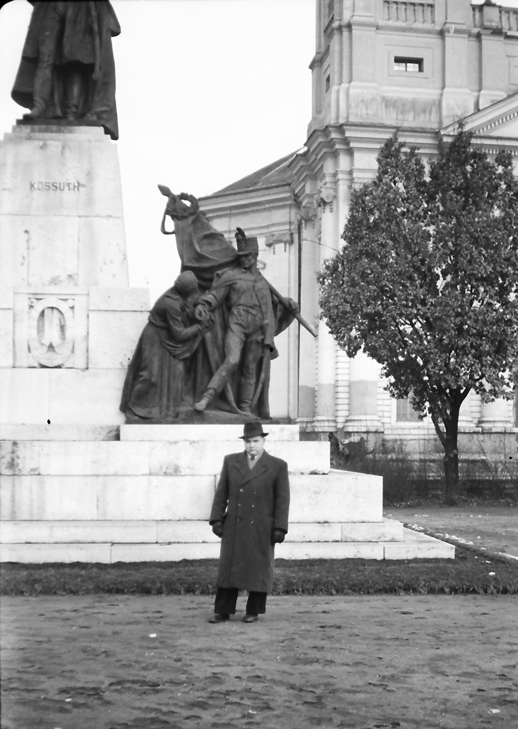 Hungary, Debrecen, Kossuth tér, Kossuth-szoborcsoport és a Református Nagytemplom., 1956, Pálfi Balázs, sculpture, Lajos Kossuth-portrayal, sculptural group, Fortepan #23747