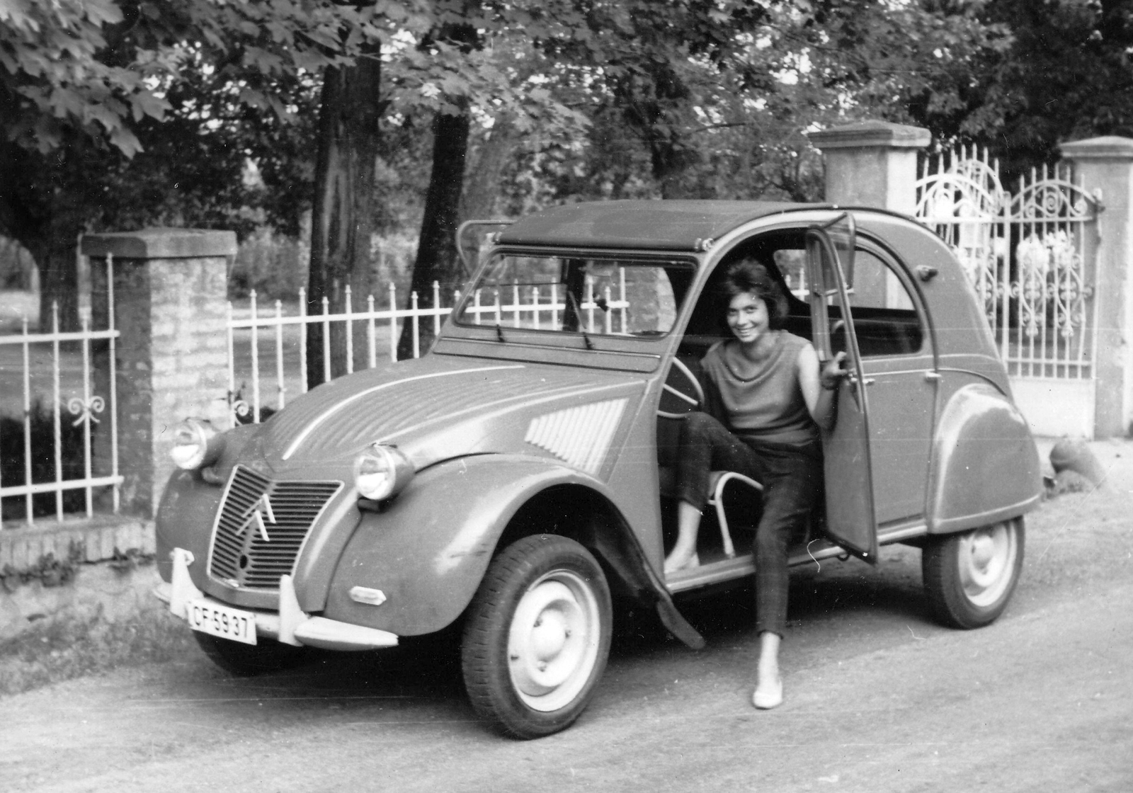 Citroën 2CV, "Kacsa" személygépkocsi., 1961, Gál József, portrait, French brand, Citroën-brand, automobile, number plate, girls'n'cars, Fortepan #23756