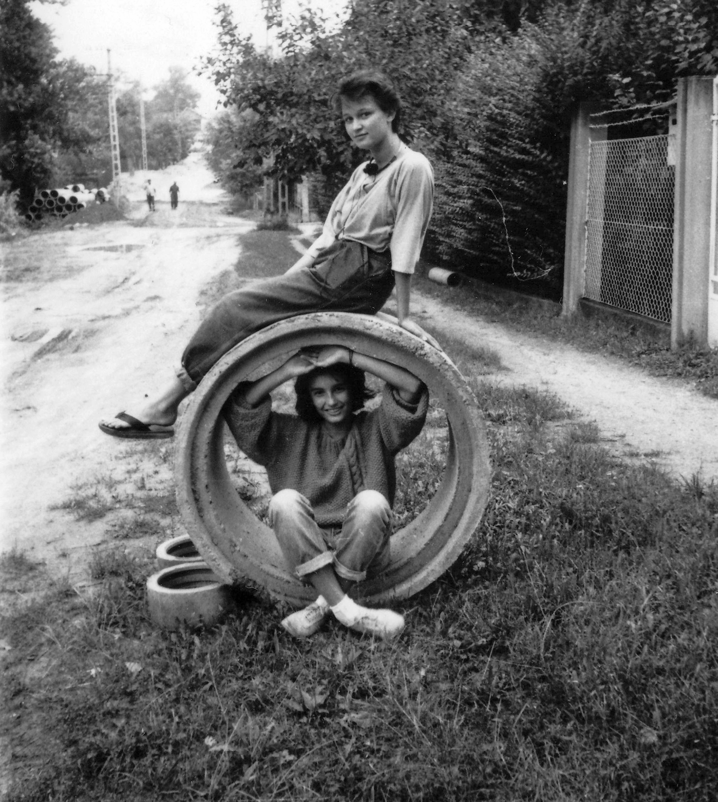 1986, Gál József, utcakép, lány, kettős portré, csatornázás, ülés keresztbe tett lábakkal, Fortepan #23759