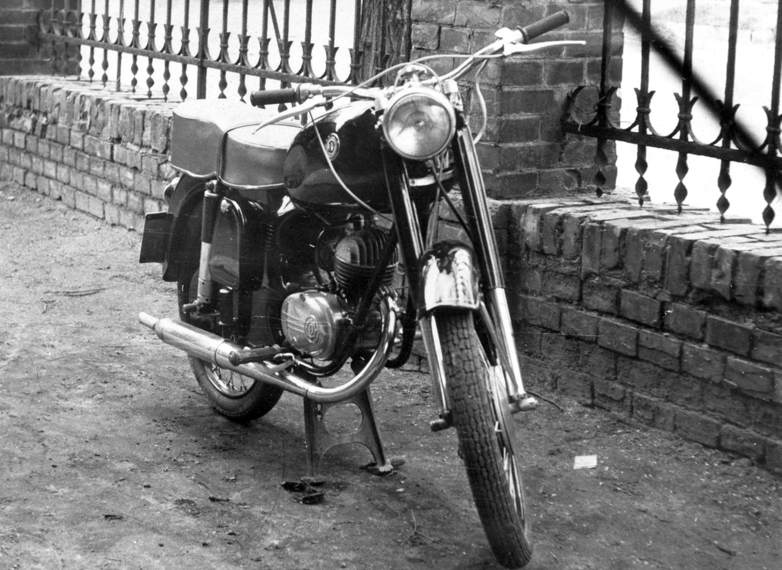 Danuvia 125 motorkerékpár., 1961, Gál József, motorcycle, Hungarian brand, fence, Danuvia-brand, Fortepan #23760