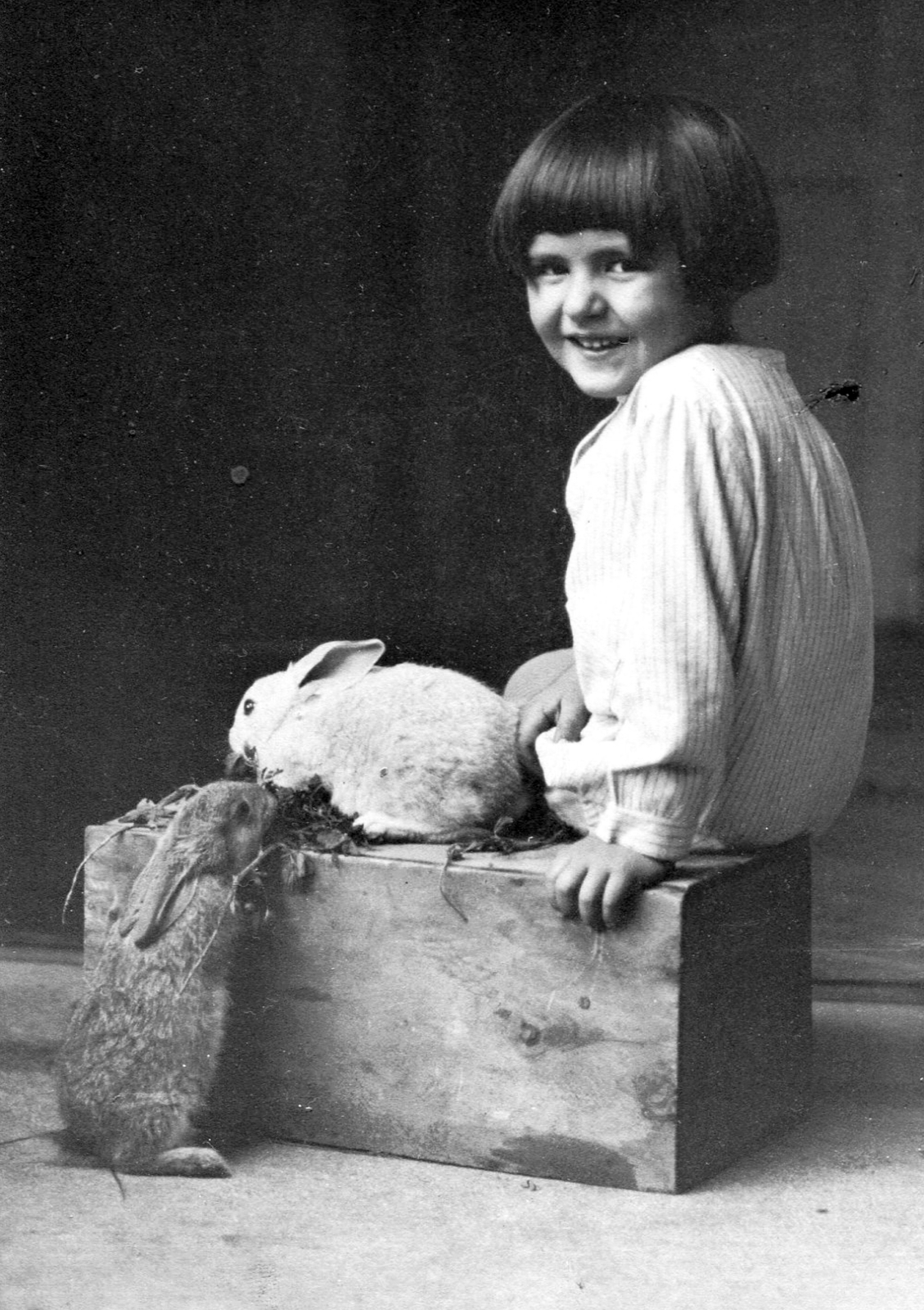 1931, Gál József, portrait, smile, girl, chest, looking back, Fortepan #23761