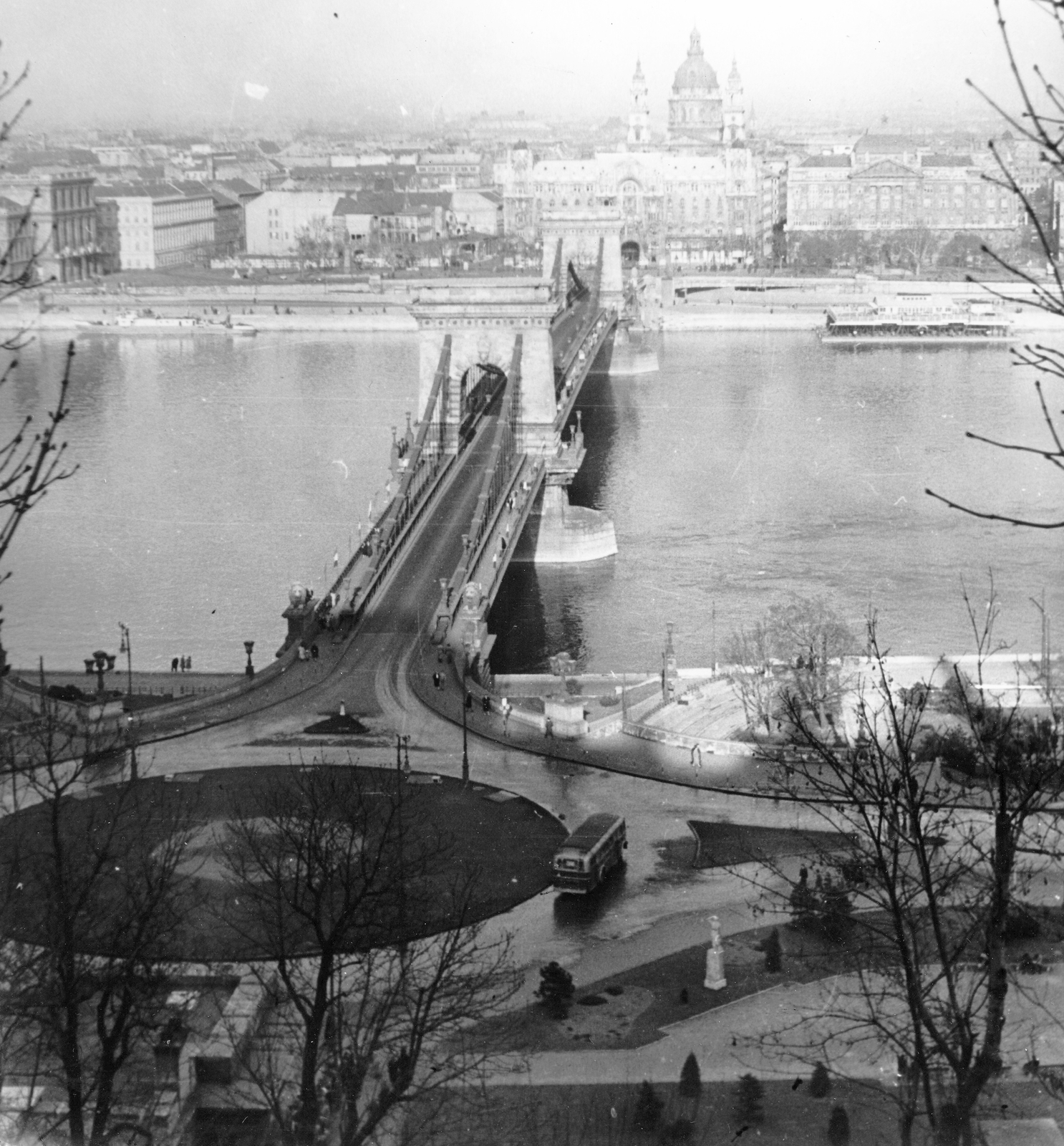 Magyarország, Budapest I., kilátás a budai Várból a Clark Ádám tér, a Széchenyi Lánchíd és a Bazilika felé., 1959, Gál József, autóbusz, magyar gyártmány, Ikarus-márka, látkép, Ikarus 60, Duna, sínpálya, Budapest, függőhíd, William Tierney Clark-terv, Fortepan #23767