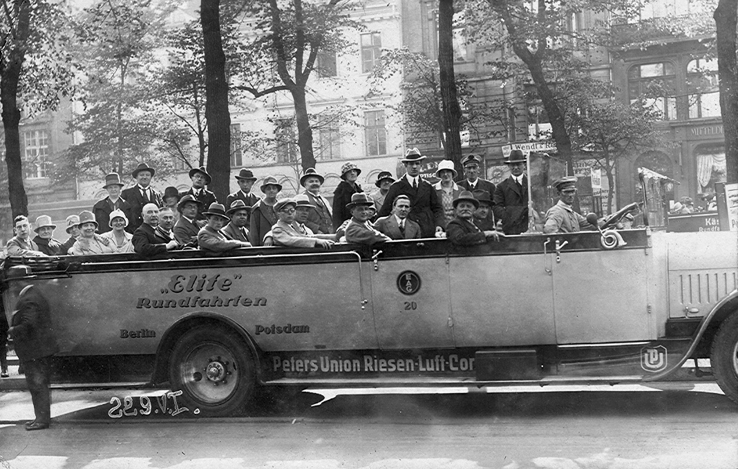 Németország, Berlin, Unter den Linden, Omnibusz társaság nyitott városnéző autóbusza a húszas években., 1923, Nagy Sándor, kirándulás, autóbusz, felirat, csoportkép, kürt, városnézés, Fortepan #23796