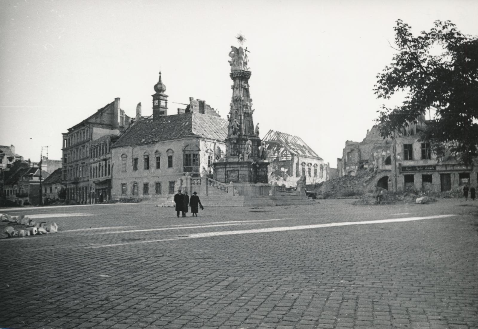 Hungary, Budapest I., Szentháromság tér, középen a Szentháromság szobor, mögötte a régi budai Városháza romos épülete., 1945, Inkey Tibor, war damage, Holy Trinity Statue, Budapest, Fortepan #238041