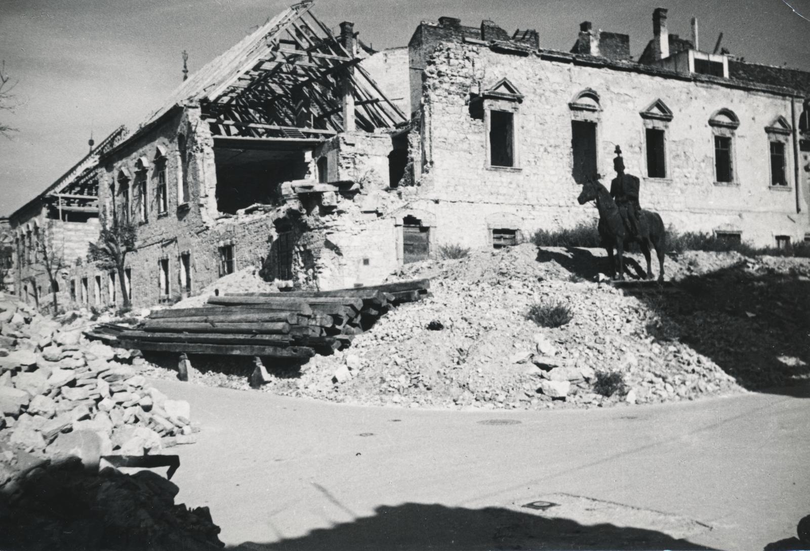 Hungary, Budapest I., Szentháromság utca, Hadik András lovasszobra (ifj. Vastagh György, 1937.) az Úri utcánál. Háttérben a régi budai Városháza romos épülete., 1945, Inkey Tibor, war damage, horse sculpture, Budapest, Fortepan #238043