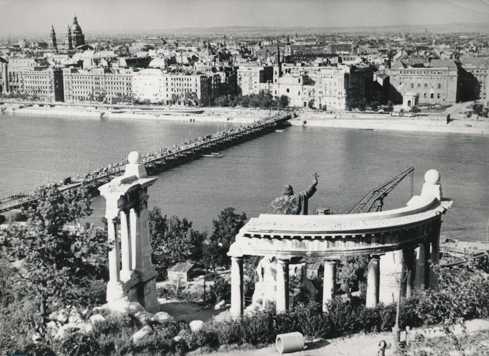 Hungary, Budapest I., kilátás a Gellért-hegyről, előtérben a megrongált Szent Gellért szobor, a Dunán a Petőfi (Böske) pontonhíd., 1945, Inkey Tibor, temporary bridge, Budapest, Fortepan #238046