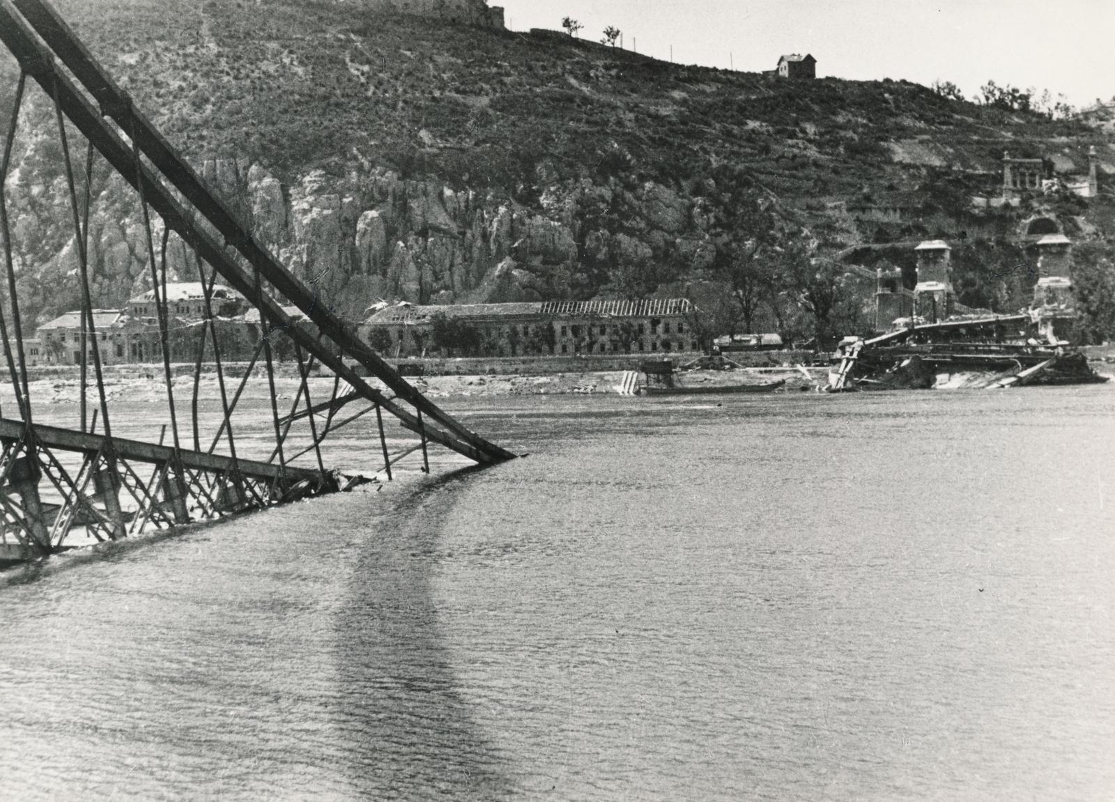 Hungary, Budapest I., a lerombolt Erzsébet híd, háttérben a Gellért-hegy, a Szent Gellért szobor, és a Rudas fürdő., 1945, Inkey Tibor, wrecked bridge, Budapest, Fortepan #238049