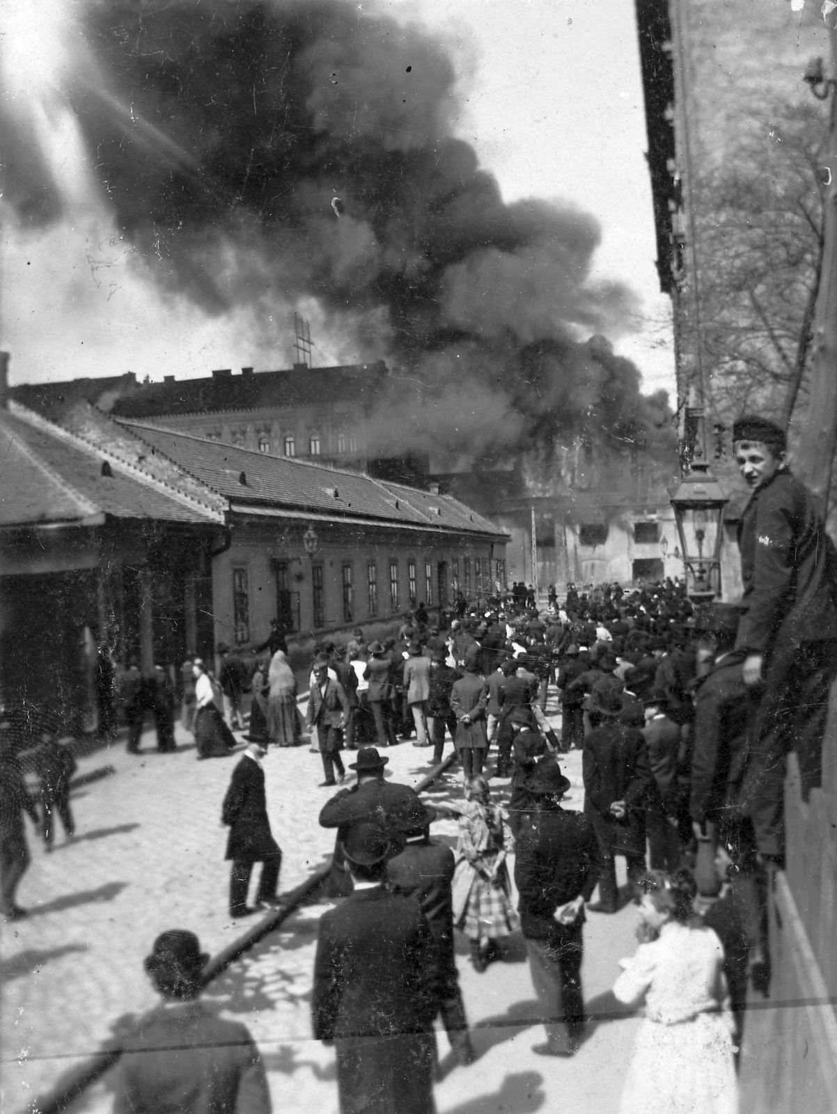 Hungary, Budapest VIII., Szeszgyár utca a Baross utca felé nézve. Tűz az Olajipar Részvénytársaság Baross utca 128. számú gyártelepén, 1906. április 8-án., 1906, Jurányi Attila, street view, genre painting, smoke, fire, gaping, Budapest, Fortepan #23817