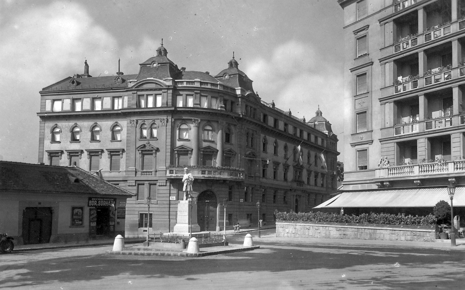 Hungary, Budapest II., Keleti Károly utca - Fényes Elek utca sarok. Nepomuki Szent János szobra a 40-es évek végén eltűnt, mára új szobrot állítottak a helyén., 1930, Jurányi Attila, flag, sculpture, beer, coffee house, Budapest, Saint John of Nepomuk-portrayal, Fortepan #23819