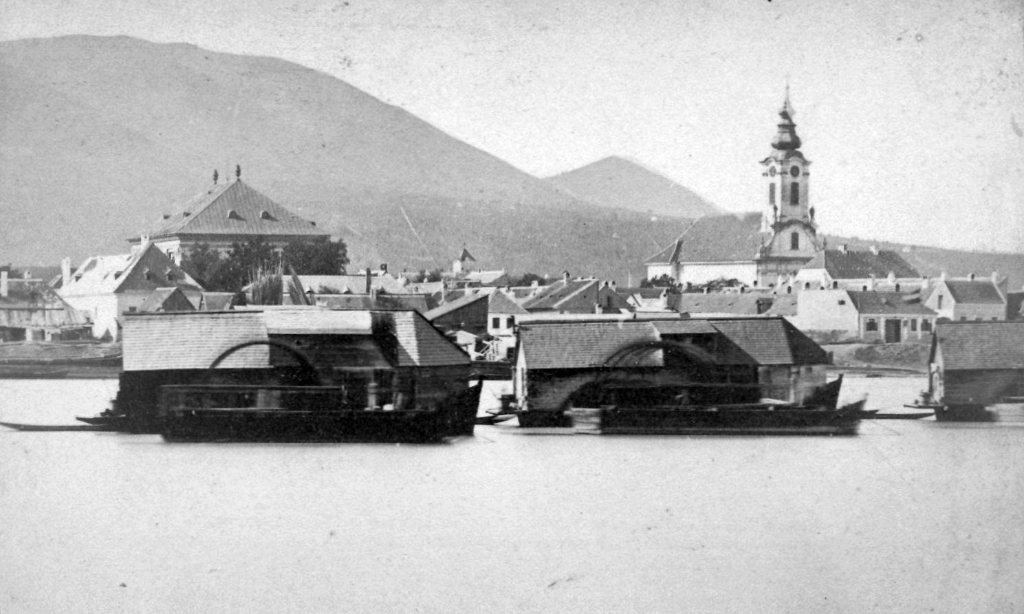 Hungary, Óbuda, Budapest III., hajómalmok a Dunán, háttérben Óbuda belvárosa. A felvétel 1878 előtt készült., 1900, Jurányi Attila, church, cityscape, ship mill, watermill, Budapest, Fortepan #23820