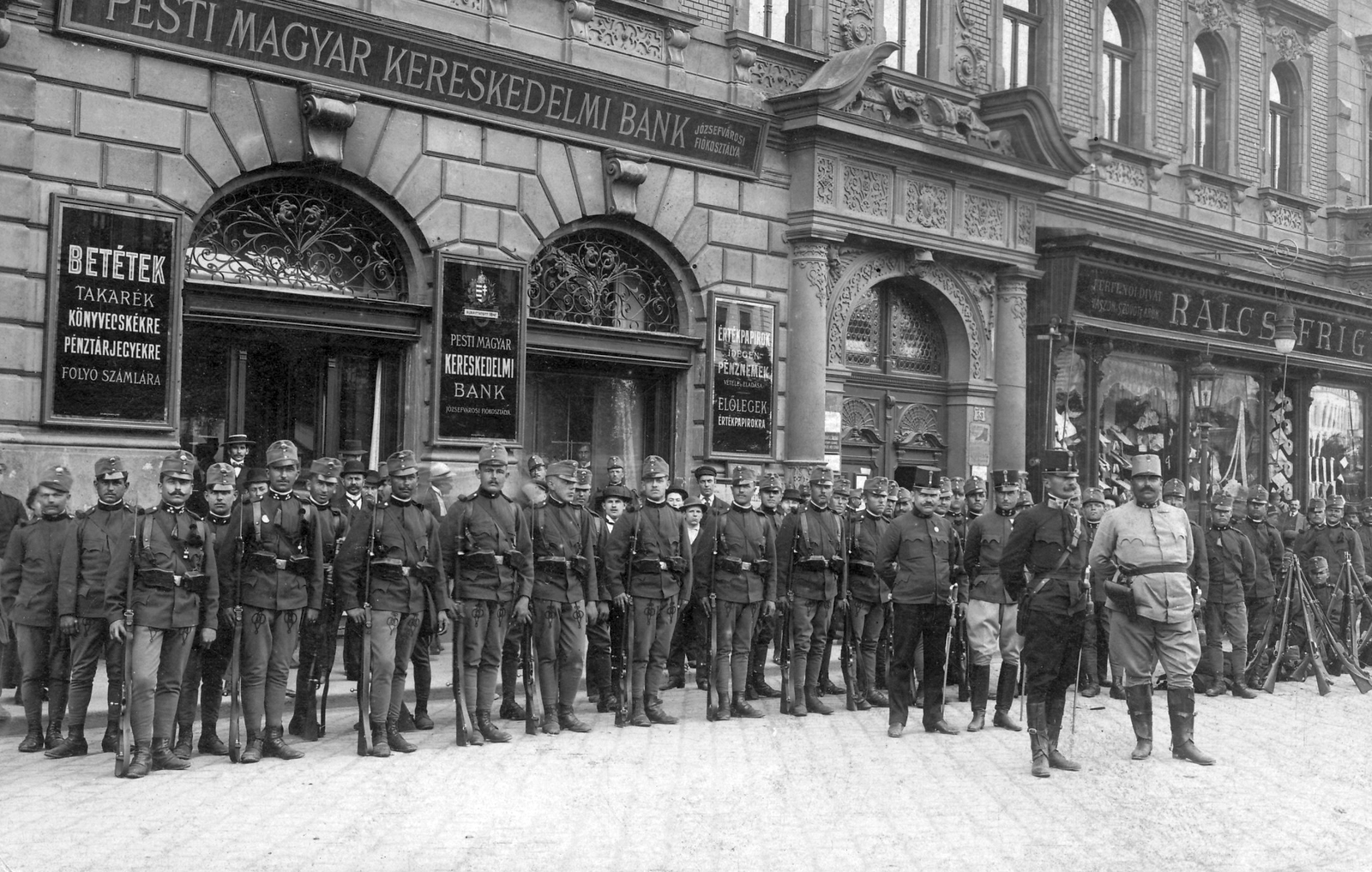 Magyarország, Budapest VIII., József körút 53. Pesti Magyar Kereskedelmi Bank Józsefvárosi Fiókosztálya., 1905, Jurányi Attila, cégtábla, katonaság, címer, bank, díszszemle, Budapest, Fortepan #23823