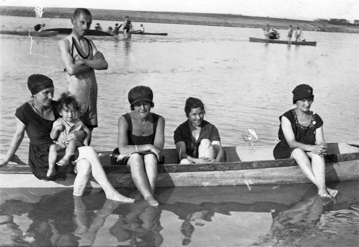 1922, Fődi Gábor, bathing suit, boating, tableau, women, water surface, bathing, boat, bathing caps, man, shore, kid, arms crossed over the chest, sitting with hands on knees, Fortepan #23826