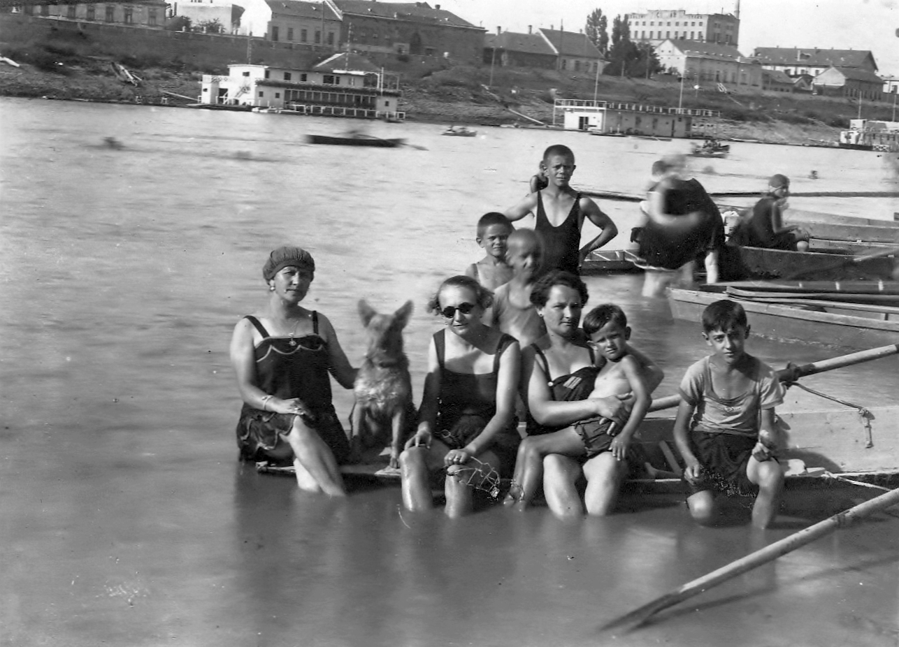 Hungary, Szeged, partfürdő, háttérben a Felső-Tiszapart a Pick szalámigyárral., 1930, Fődi Gábor, Fortepan #23828