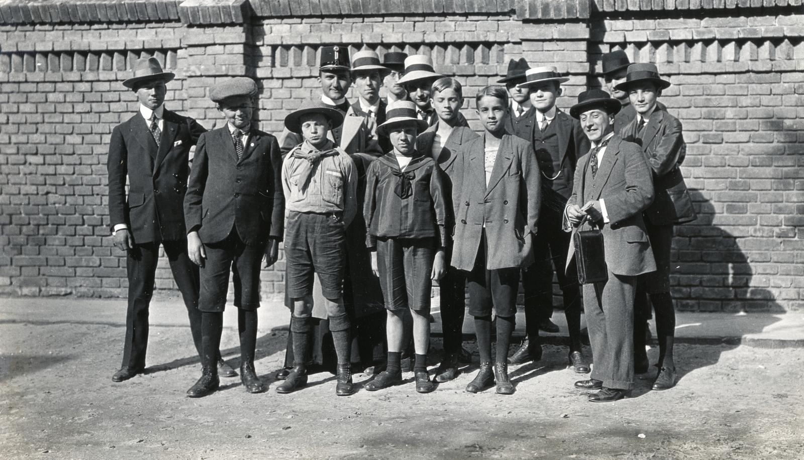 1915, Subai Géza, Best of, fejfedő, fiúk, csoportkép, kamasz, Fortepan #238328